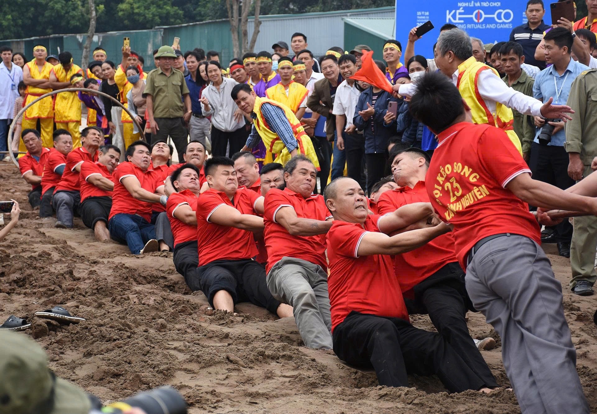 Đắc sắc trình diễn Nghi lễ và trò chơi Kéo co Đắc sắc trình diễn Nghi lễ và trò chơi Kéo co