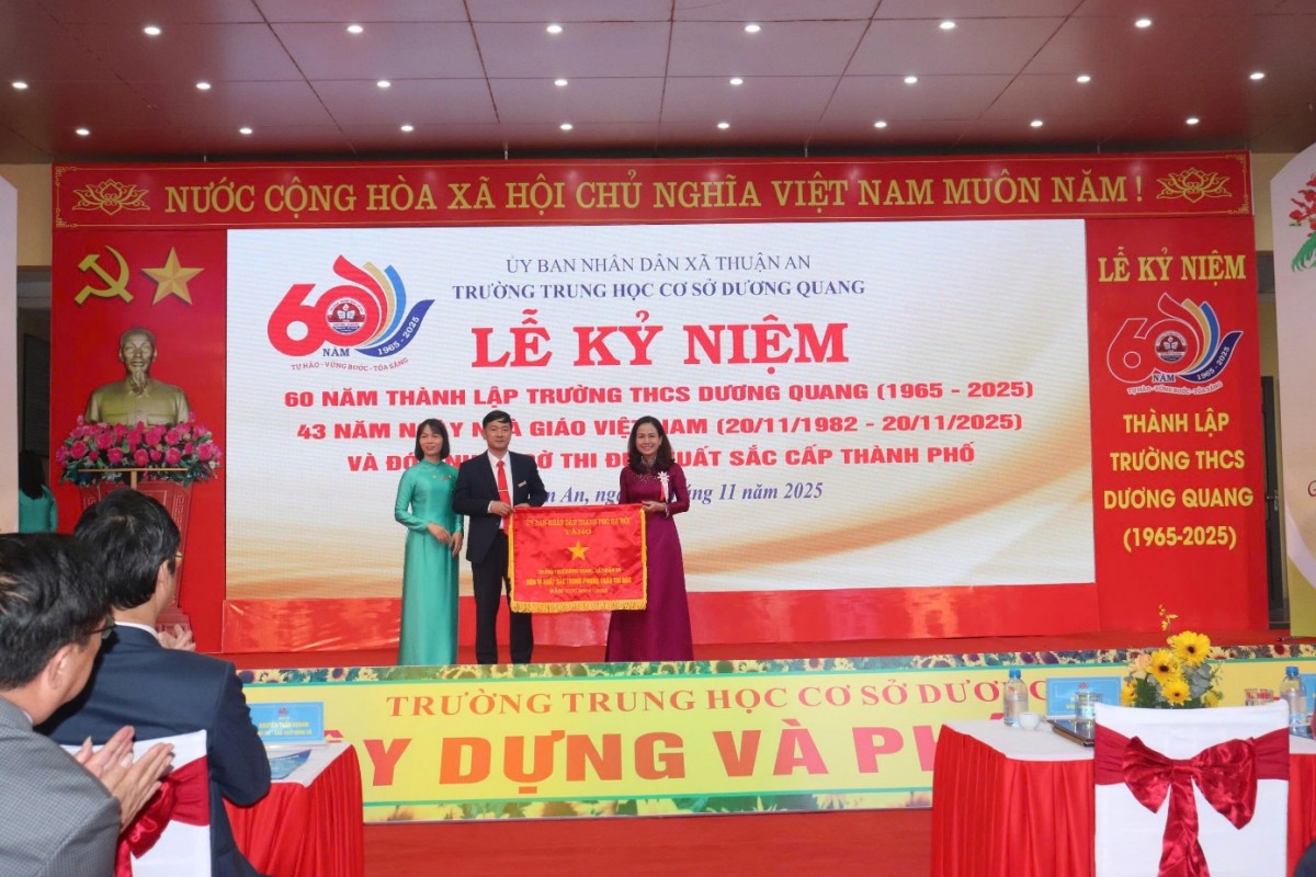 Trường THCS Dương Quang kỷ niệm 60 năm xây dựng và phát triển: Tự hào truyền thống - Vững bước tương lai Trường THCS Dương Quang kỷ niệm 60 năm xây dựng và phát triển: Tự hào truyền thống - Vững bước tương lai