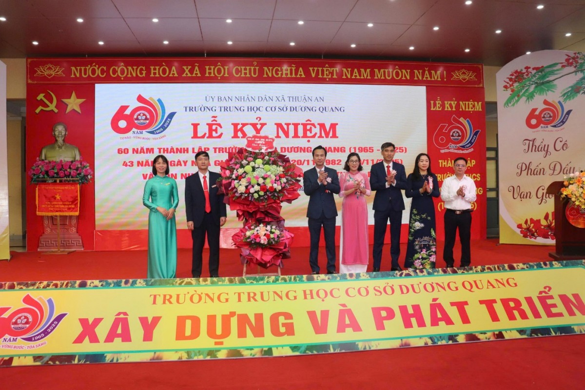 Trường THCS Dương Quang kỷ niệm 60 năm xây dựng và phát triển: Tự hào truyền thống - Vững bước tương lai Trường THCS Dương Quang kỷ niệm 60 năm xây dựng và phát triển: Tự hào truyền thống - Vững bước tương lai