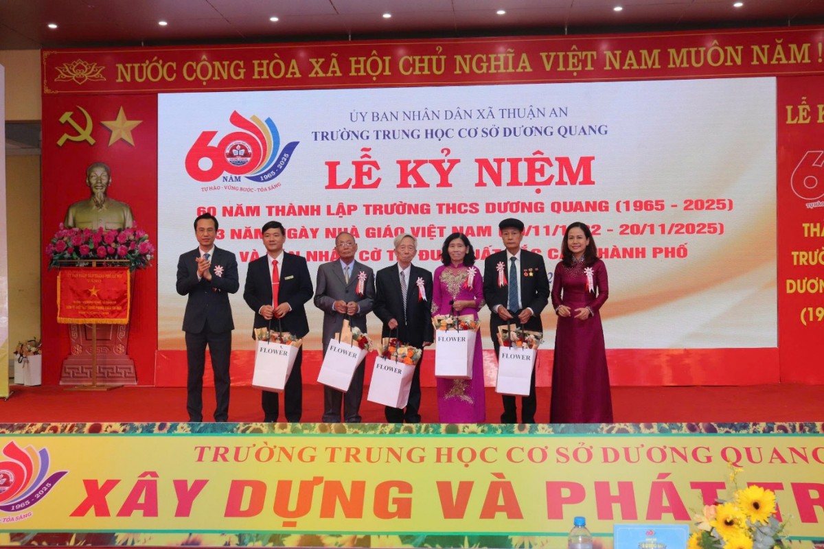 Trường THCS Dương Quang kỷ niệm 60 năm xây dựng và phát triển: Tự hào truyền thống - Vững bước tương lai Trường THCS Dương Quang kỷ niệm 60 năm xây dựng và phát triển: Tự hào truyền thống - Vững bước tương lai