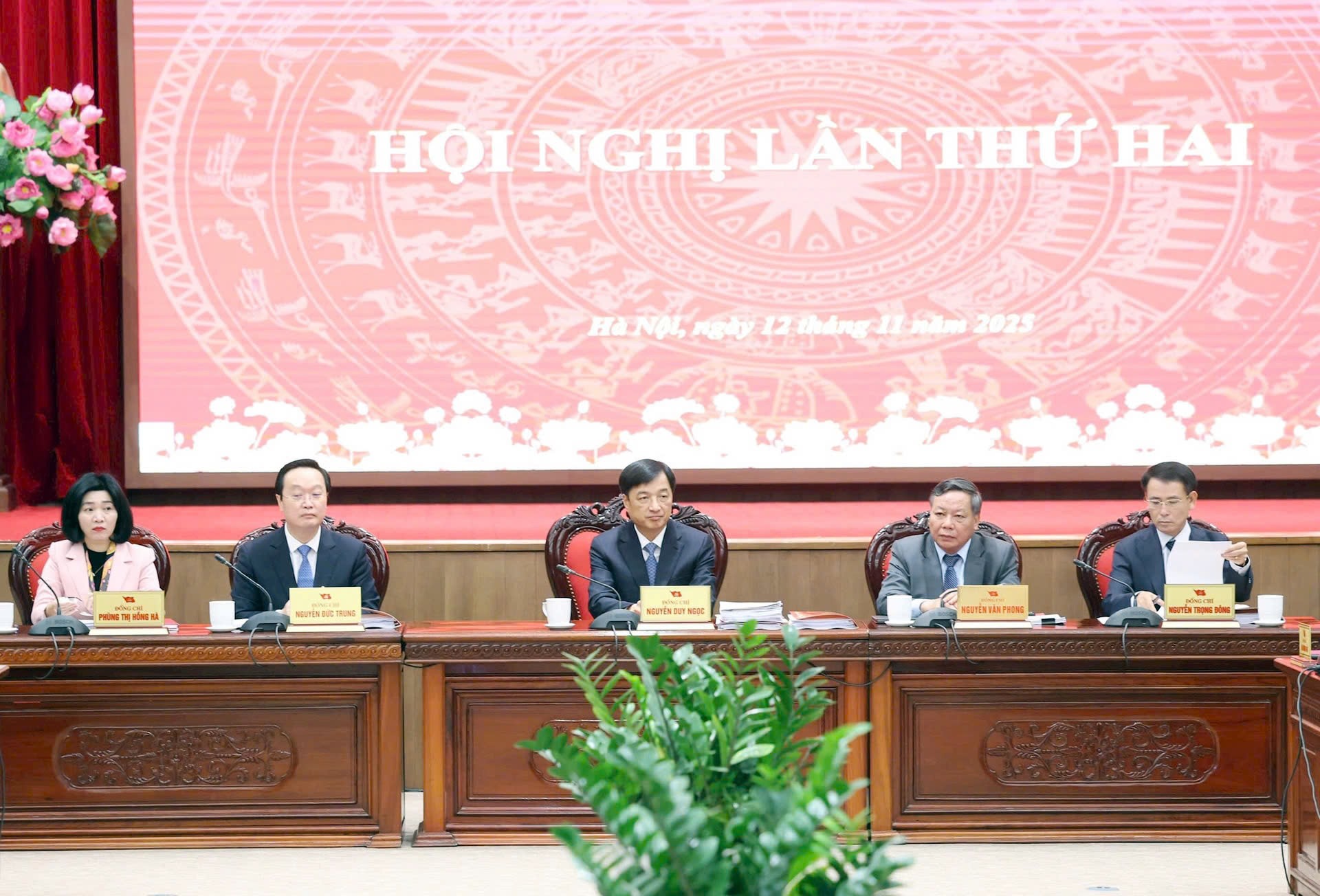 Dưới sự lãnh đạo của Đảng bộ Thành phố, MTTQ Việt Nam thành phố Hà Nội sẽ làm tốt vai trò trung tâm đại đoàn kết toàn dân tộc để góp phần thực hiện thắng lợi Nghị quyết Đại hội Đảng bộ Thành phố lần thứ XVIII. (Ảnh các đồng chí Thường trực Thành ủy điều hành Hội nghị lần thứ 2, Đảng bộ Thành phố khóa XVIII) Dưới sự lãnh đạo của Đảng bộ Thành phố, MTTQ Việt Nam thành phố Hà Nội sẽ làm tốt vai trò trung tâm đại đoàn kết toàn dân tộc để góp phần thực hiện thắng lợi Nghị quyết Đại hội Đảng bộ Thành phố lần thứ XVIII. (Ảnh các đồng chí Thường trực Thành ủy điều hành Hội nghị lần thứ 2, Đảng bộ Thành phố khóa XVIII)