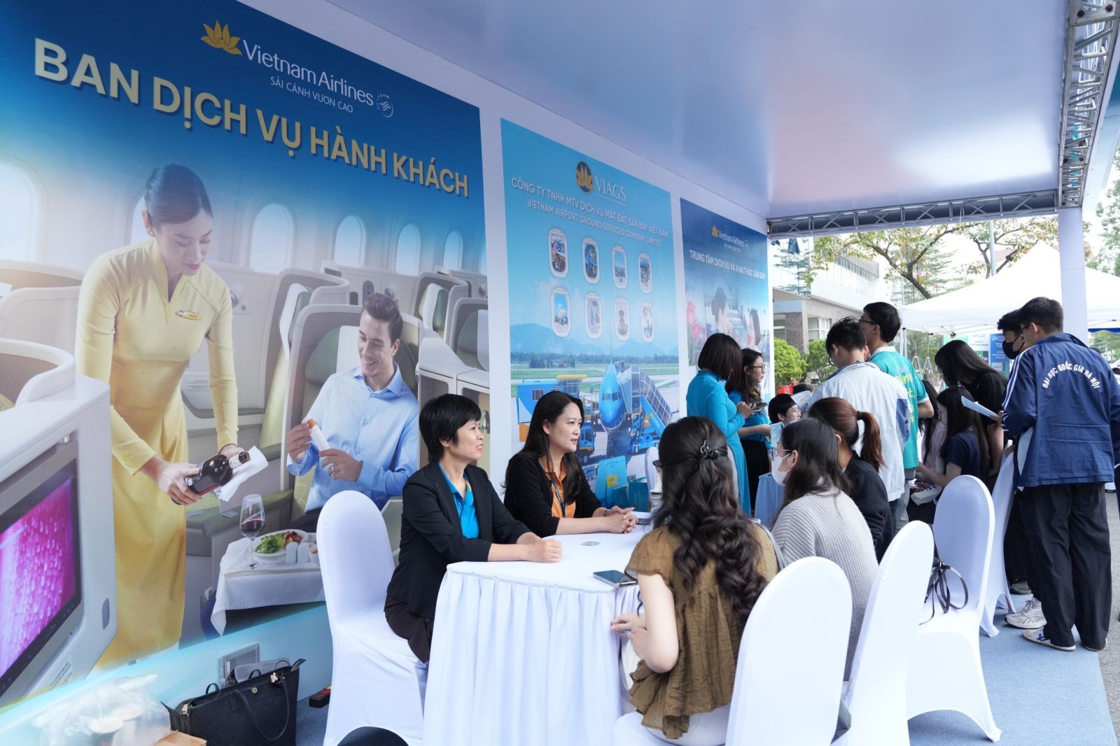 Gần 25 đơn vị thành viên cùng hội tụ, giới thiệu bức tranh toàn diện về 8 nhóm nghề nghiệp từ khai thác bay, tiếp viên, kỹ thuật đến thương mại, dịch vụ, mở ra cánh cửa cho hàng trăm vị trí việc làm khác nhau. Gần 25 đơn vị thành viên cùng hội tụ, giới thiệu bức tranh toàn diện về 8 nhóm nghề nghiệp từ khai thác bay, tiếp viên, kỹ thuật đến thương mại, dịch vụ, mở ra cánh cửa cho hàng trăm vị trí việc làm khác nhau.