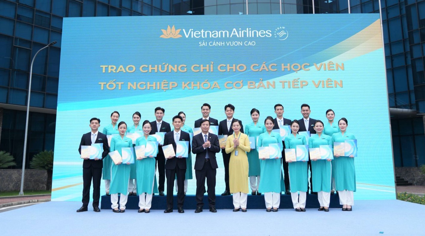 Khoảnh khắc trao chứng chỉ tốt nghiệp khóa tiếp viên cơ bản là một điểm nhấn trong chương trình của Ngày hội, thể hiện nỗ lực của Vietnam Airlines trong đào tạo nguồn nhân lực chất lượng cao. Niềm tự hào hiện rõ trên gương mặt các học viên bởi đây là dấu mốc quan trọng ghi nhận sự cố gắng và nỗ lực của họ, mở ra bước khởi đầu đầy ý nghĩa cho hành trình nghề nghiệp trong ngành hàng không. Khoảnh khắc trao chứng chỉ tốt nghiệp khóa tiếp viên cơ bản là một điểm nhấn trong chương trình của Ngày hội, thể hiện nỗ lực của Vietnam Airlines trong đào tạo nguồn nhân lực chất lượng cao. Niềm tự hào hiện rõ trên gương mặt các học viên bởi đây là dấu mốc quan trọng ghi nhận sự cố gắng và nỗ lực của họ, mở ra bước khởi đầu đầy ý nghĩa cho hành trình nghề nghiệp trong ngành hàng không.