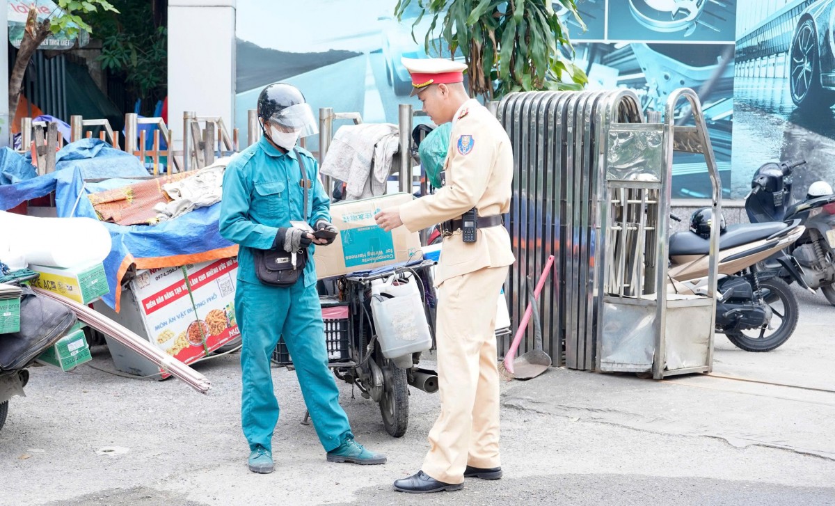 Loạt tài xế công nghệ bị phạt nặng vì che, dán biển số Loạt tài xế công nghệ bị phạt nặng vì che, dán biển số