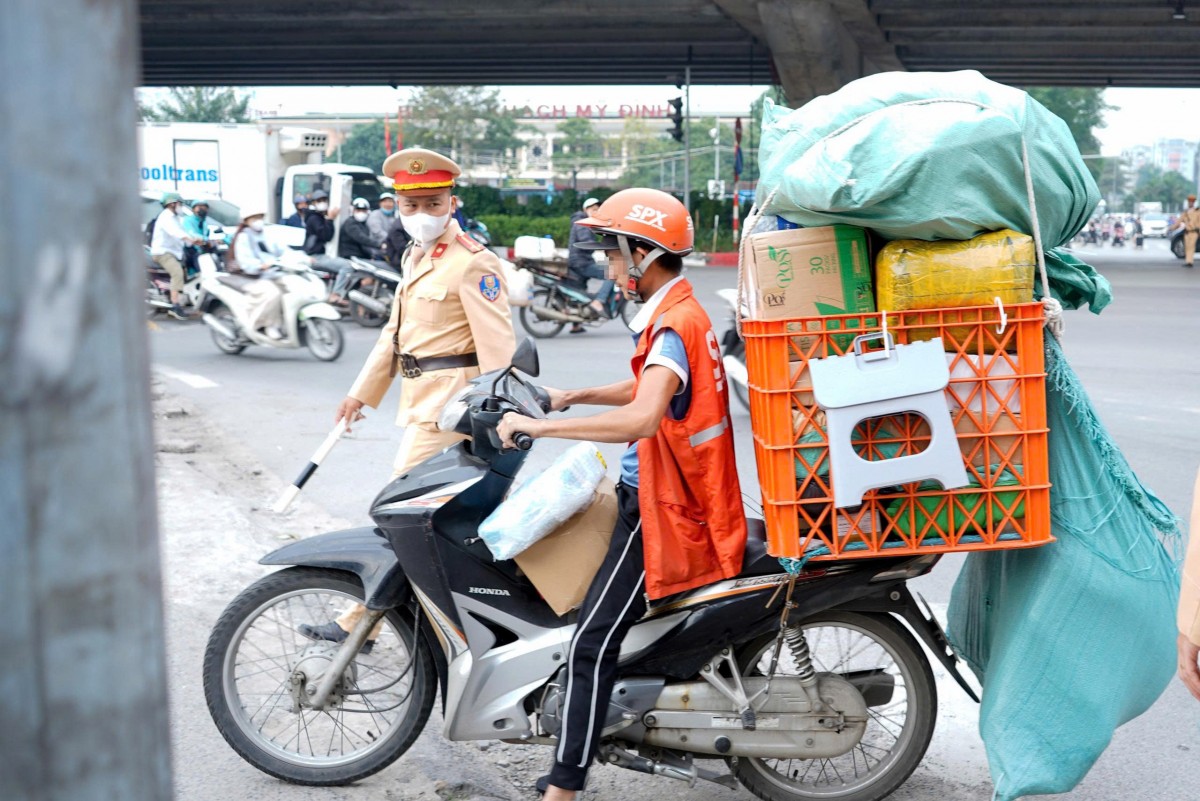 Loạt tài xế công nghệ bị phạt nặng vì che, dán biển số Loạt tài xế công nghệ bị phạt nặng vì che, dán biển số