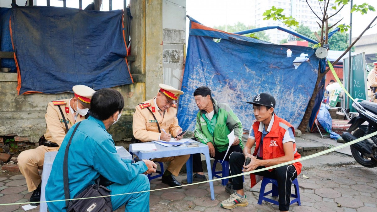 Loạt tài xế công nghệ bị phạt nặng vì che, dán biển số Loạt tài xế công nghệ bị phạt nặng vì che, dán biển số
