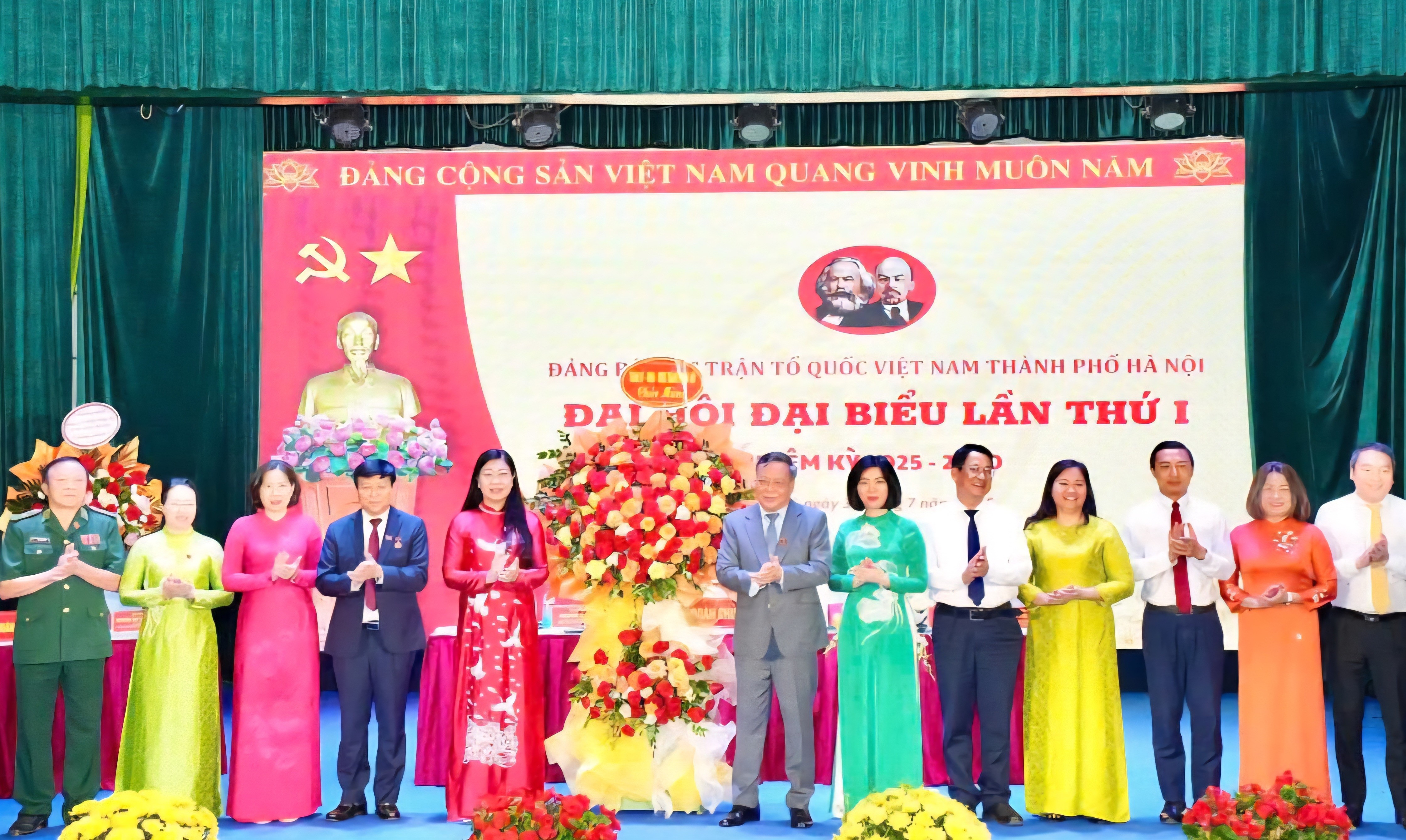 Phó Bí thư Thường trực Thành ủy Nguyễn Văn Phong và các đồng chí lãnh đạo Thành phố tặng hoa chúc mừng Đại hội Đảng bộ Ủy ban MTTQ Việt Nam Thành phố nhiệm kỳ 2025 - 2030. Phó Bí thư Thường trực Thành ủy Nguyễn Văn Phong và các đồng chí lãnh đạo Thành phố tặng hoa chúc mừng Đại hội Đảng bộ Ủy ban MTTQ Việt Nam Thành phố nhiệm kỳ 2025 - 2030.