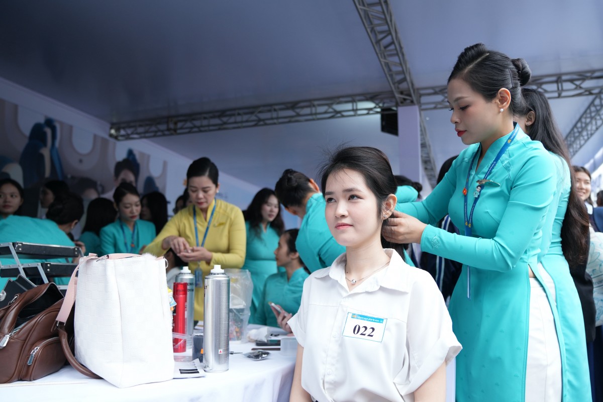 Tại khu vực của Đoàn Tiếp viên, các hoạt động như trang điểm, làm tóc, hóa thân thành tiếp viên hàng không diễn ra sôi nổi, thu hút sự của quan tâm của đông đảo bạn trẻ, đồng thời vòng thi tuyển trực tiếp cũng được tổ chức ngay tại đây. Tại khu vực của Đoàn Tiếp viên, các hoạt động như trang điểm, làm tóc, hóa thân thành tiếp viên hàng không diễn ra sôi nổi, thu hút sự của quan tâm của đông đảo bạn trẻ, đồng thời vòng thi tuyển trực tiếp cũng được tổ chức ngay tại đây.