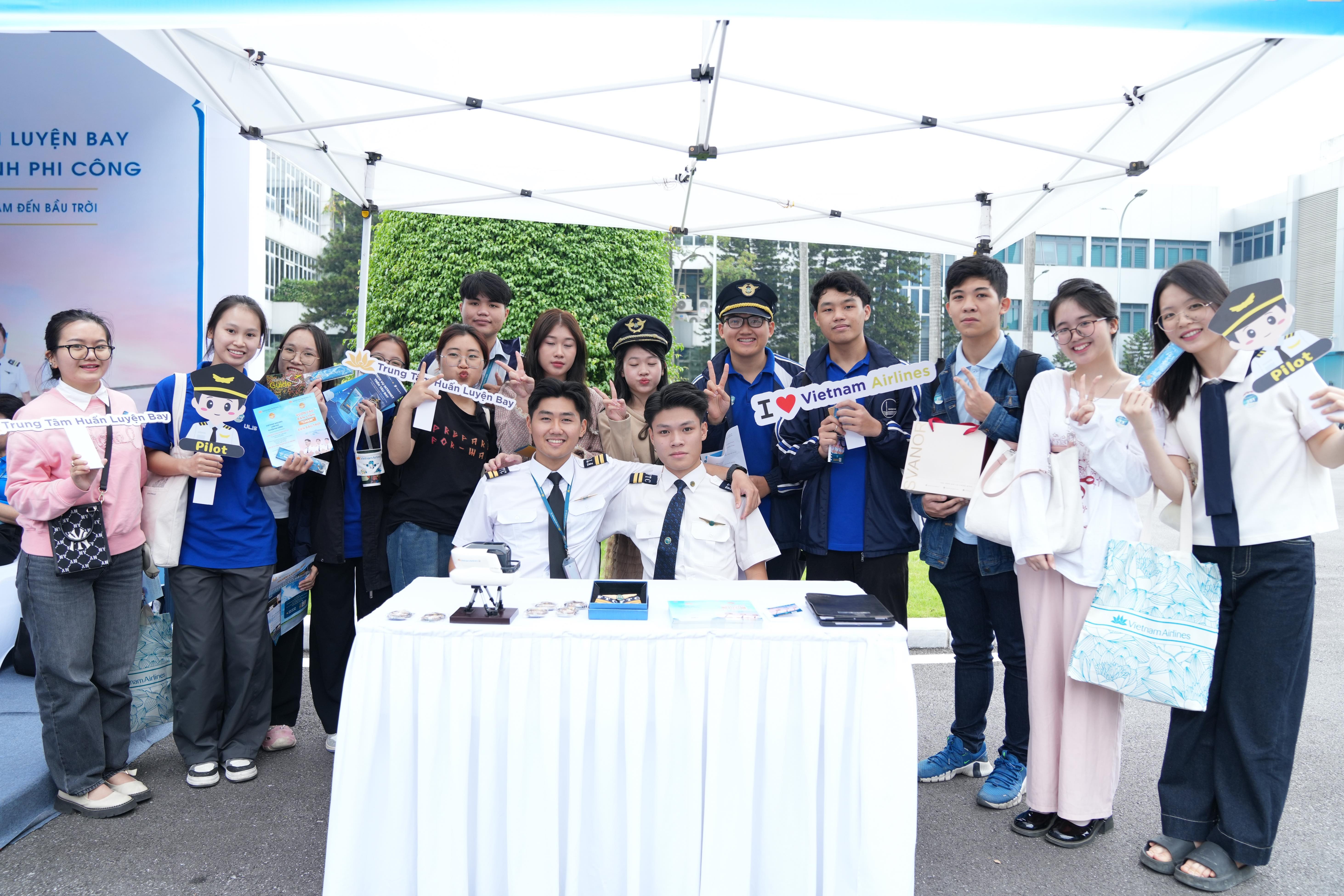 Sự kiện khép lại trong niềm vui và cảm xúc trọn vẹn. Vietnam Airlines đã biến Ngày hội việc làm thành hành trình chắp cánh ước mơ, lan tỏa tinh thần cất cánh sự nghiệp và bồi đắp thế hệ nhân lực trẻ, những con người được trân trọng và được xem là tài sản quý giá nhất của Hãng hàng không Quốc gia Việt Nam. Sự kiện khép lại trong niềm vui và cảm xúc trọn vẹn. Vietnam Airlines đã biến Ngày hội việc làm thành hành trình chắp cánh ước mơ, lan tỏa tinh thần cất cánh sự nghiệp và bồi đắp thế hệ nhân lực trẻ, những con người được trân trọng và được xem là tài sản quý giá nhất của Hãng hàng không Quốc gia Việt Nam.