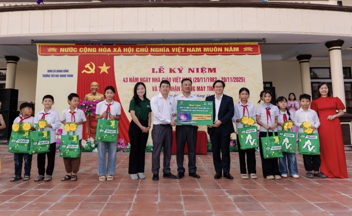 Nestlé trao tặng phòng máy tính giúp học sinh tiếp cận công nghệ Nestlé trao tặng phòng máy tính giúp học sinh tiếp cận công nghệ