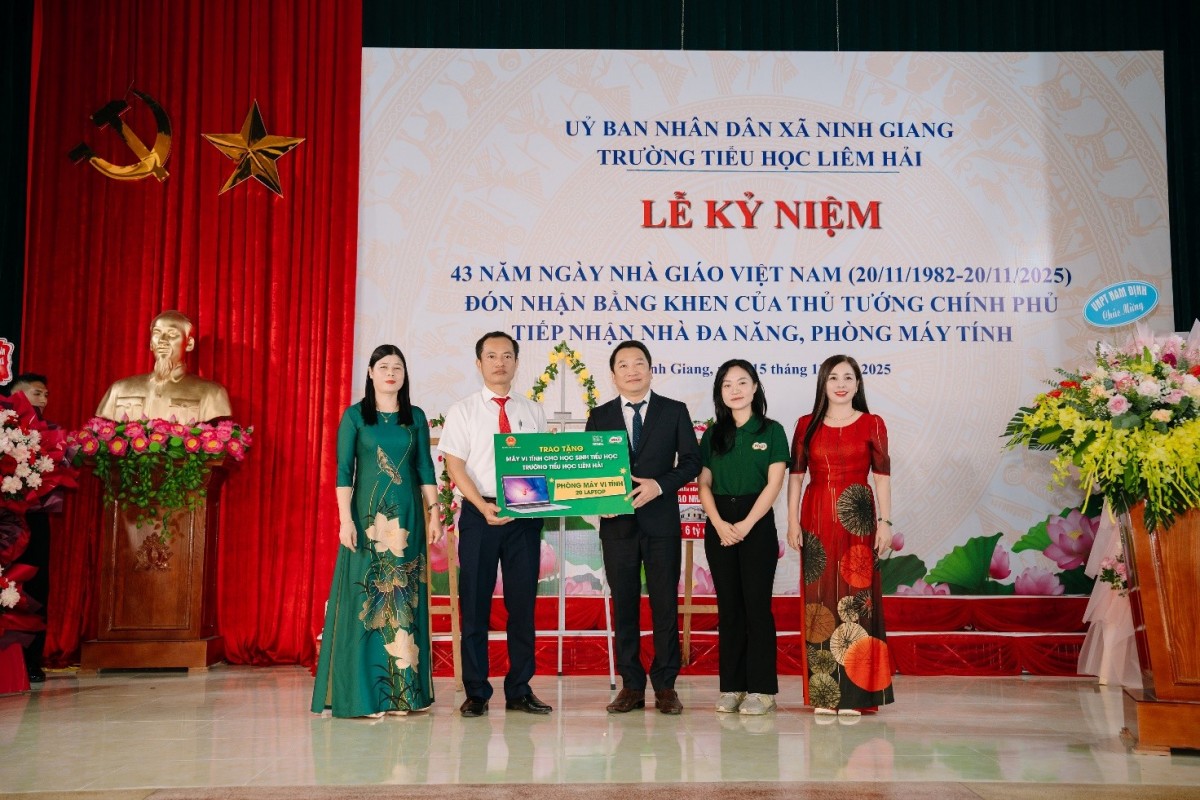 Nestlé trao tặng phòng máy tính giúp học sinh tiếp cận công nghệ Nestlé trao tặng phòng máy tính giúp học sinh tiếp cận công nghệ