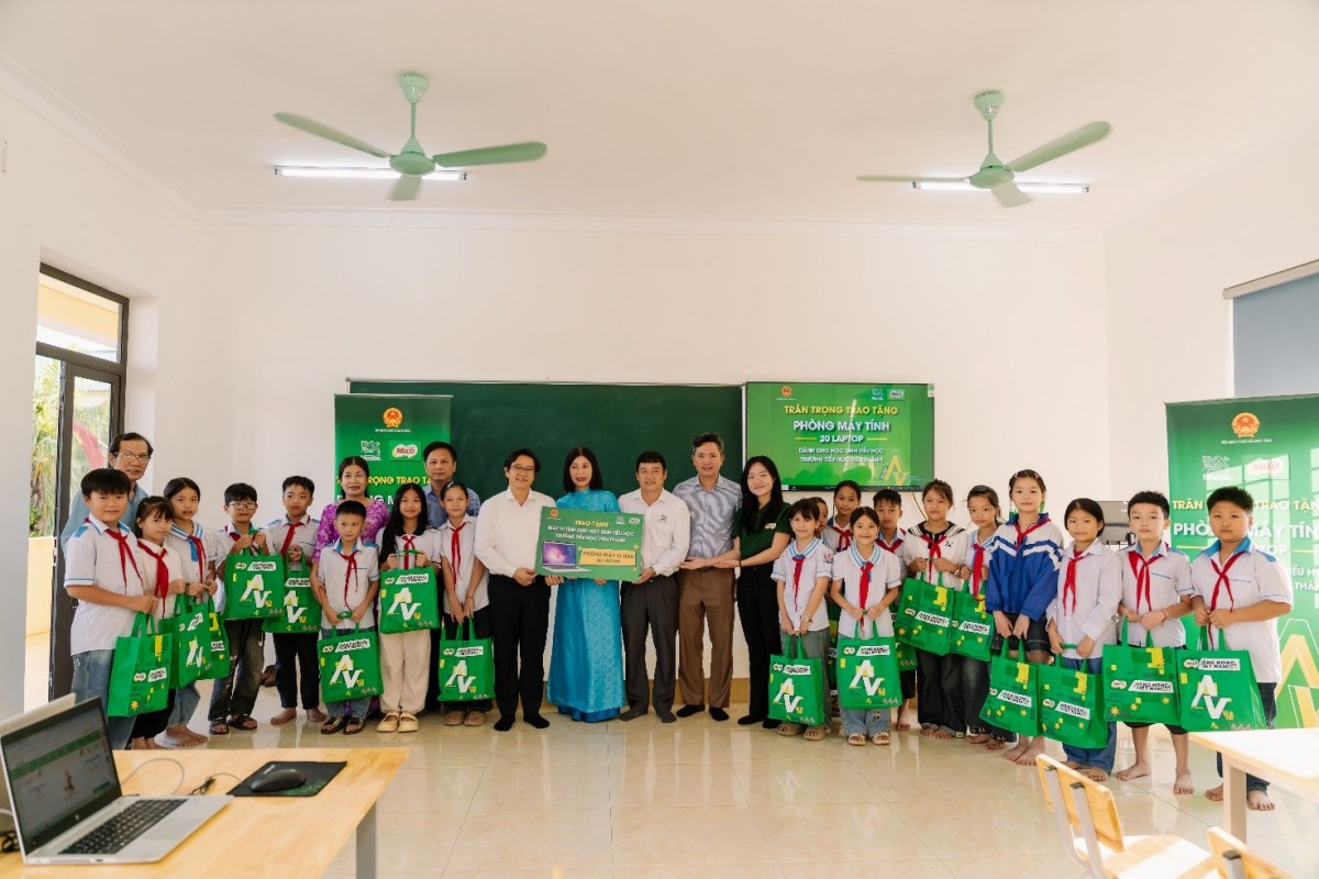 Nestlé trao tặng phòng máy tính giúp học sinh tiếp cận công nghệ Nestlé trao tặng phòng máy tính giúp học sinh tiếp cận công nghệ