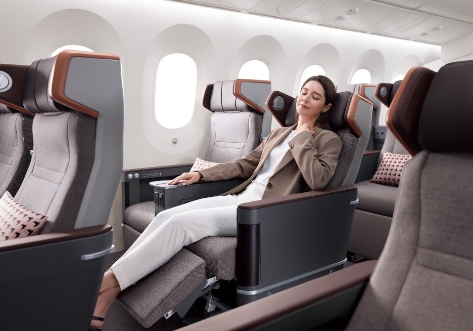Khoang Phổ thông Cao cấp (Premium Economy) thế hệ thứ 4 mang đến trải nghiệm êm ái và tiện nghi vượt trội trên hành trình dài. Khoang Phổ thông Cao cấp (Premium Economy) thế hệ thứ 4 mang đến trải nghiệm êm ái và tiện nghi vượt trội trên hành trình dài.