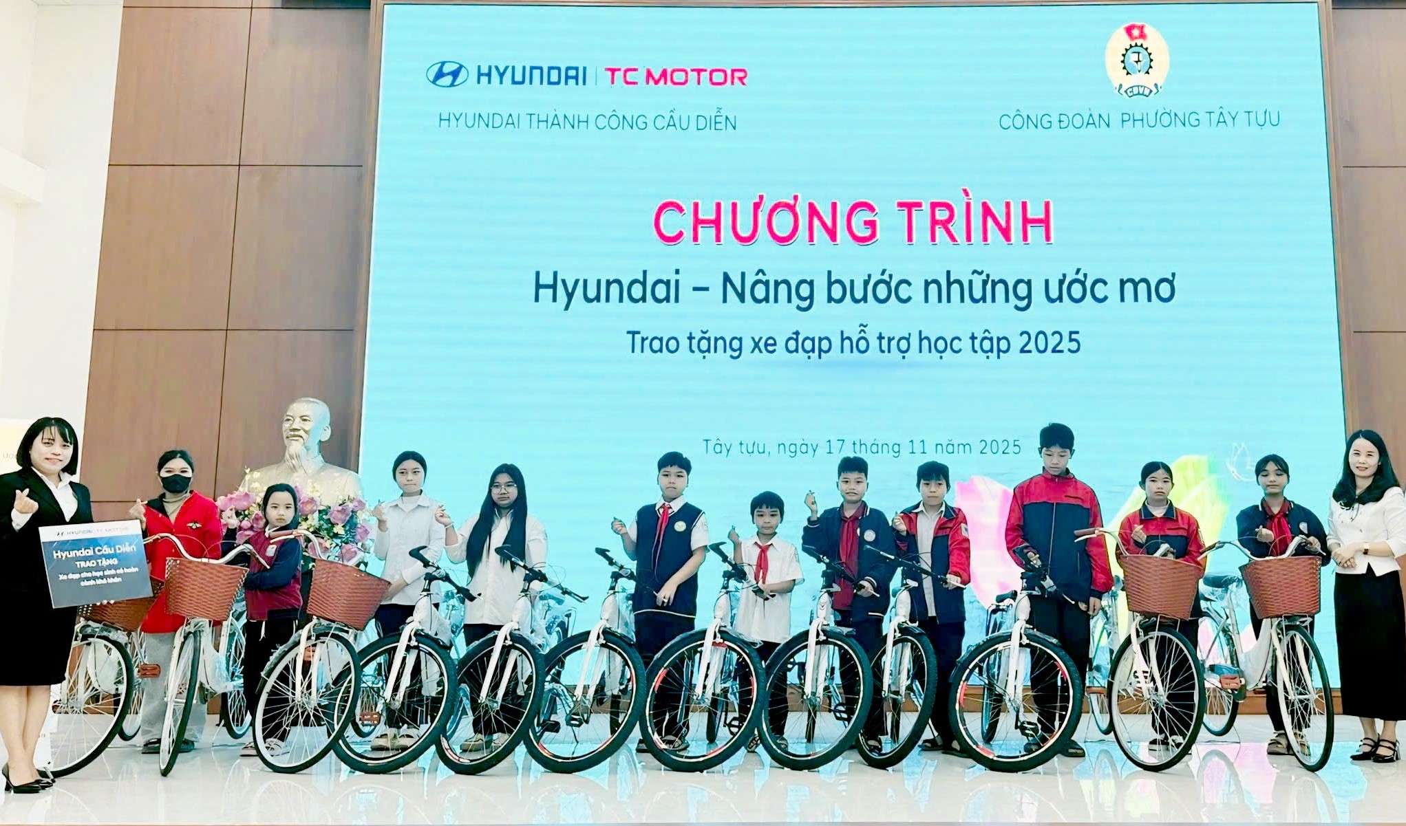 Công đoàn phường Tây Tựu trao xe đạp hỗ trợ học sinh khó khăn