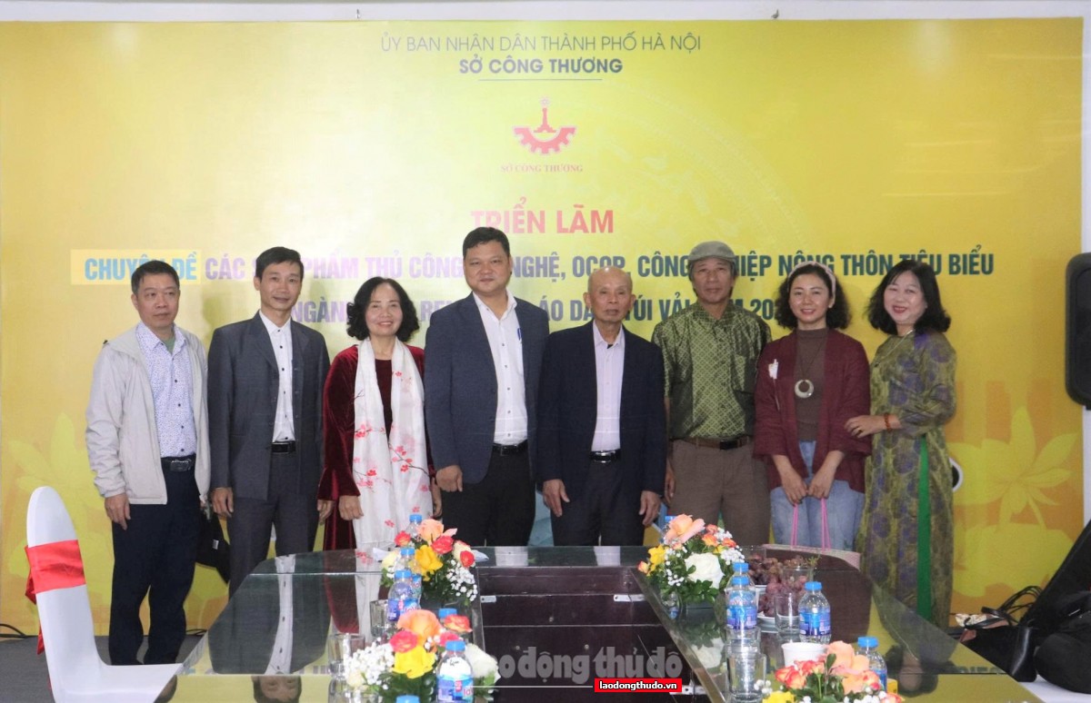 Triển lãm tôn vinh sáng tạo thủ công: Thêu ren - Lụa - Áo dài - Túi vải Hà Nội trên hành trình hội nhập Triển lãm tôn vinh sáng tạo thủ công: Thêu ren - Lụa - Áo dài - Túi vải Hà Nội trên hành trình hội nhập