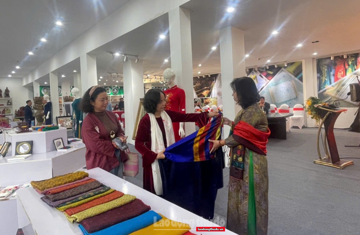 Triển lãm tôn vinh sáng tạo thủ công: Thêu ren - Lụa - Áo dài - Túi vải Hà Nội trên hành trình hội nhập