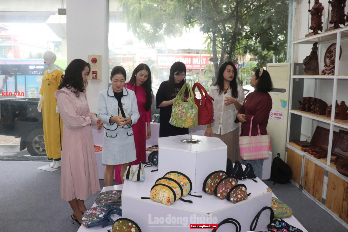 Triển lãm tôn vinh sáng tạo thủ công: Thêu ren - Lụa - Áo dài - Túi vải Hà Nội trên hành trình hội nhập Triển lãm tôn vinh sáng tạo thủ công: Thêu ren - Lụa - Áo dài - Túi vải Hà Nội trên hành trình hội nhập