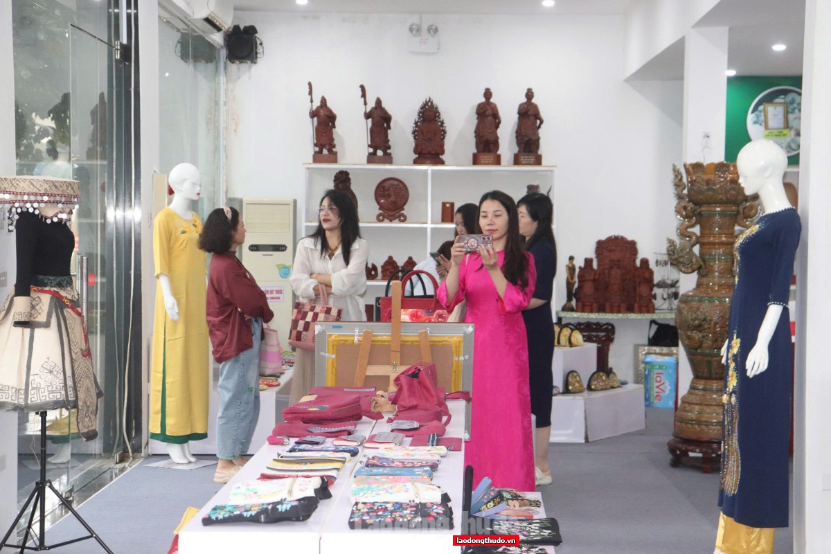 Triển lãm tôn vinh sáng tạo thủ công: Thêu ren - Lụa - Áo dài - Túi vải Hà Nội trên hành trình hội nhập Triển lãm tôn vinh sáng tạo thủ công: Thêu ren - Lụa - Áo dài - Túi vải Hà Nội trên hành trình hội nhập