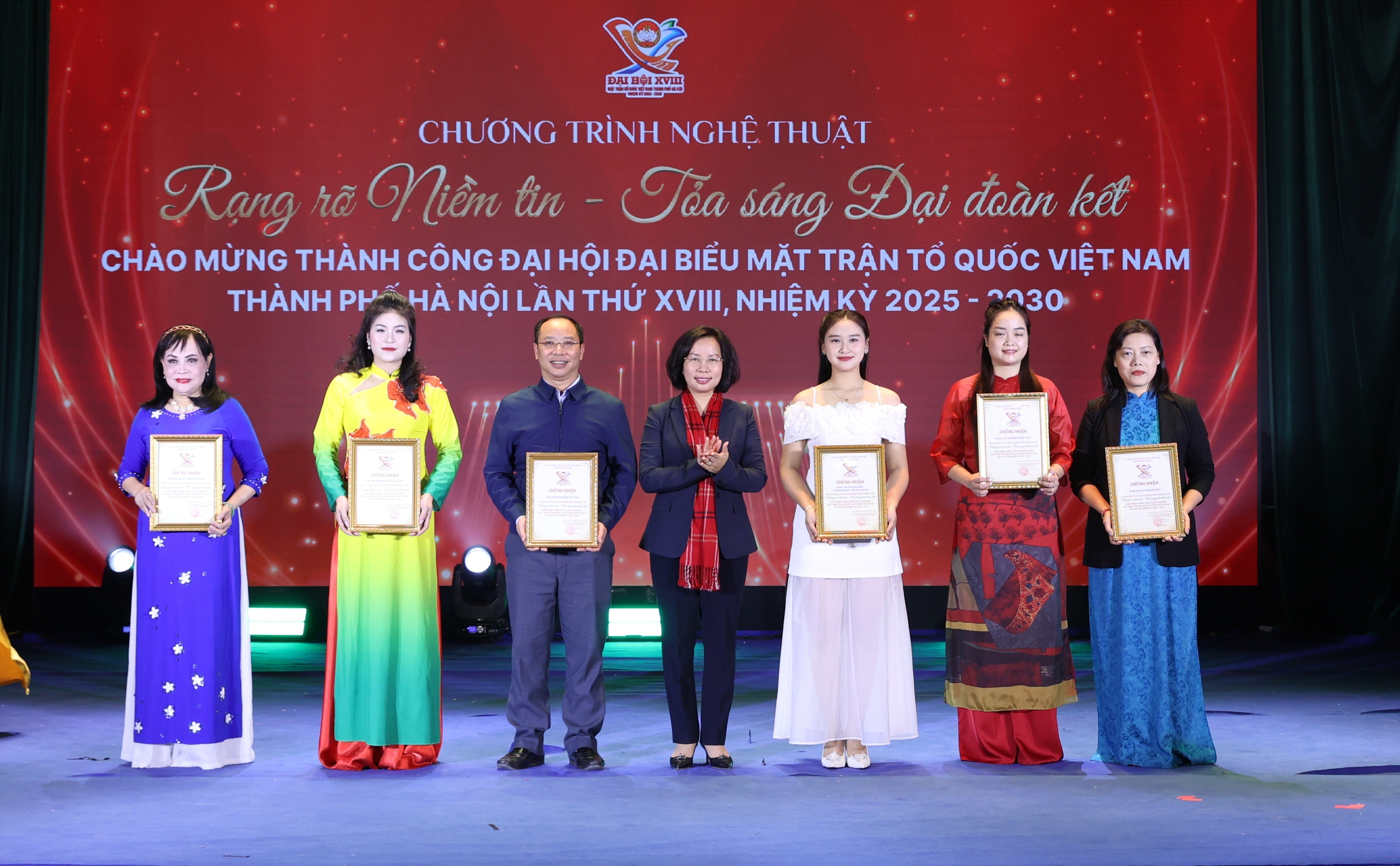 Chủ tịch Ủy ban MTTQ Việt Nam thành phố Hà Nội Bùi Huyền Mai trao Giấy chứng nhận cho các đơn vị tham gia chương trình. Chủ tịch Ủy ban MTTQ Việt Nam thành phố Hà Nội Bùi Huyền Mai trao Giấy chứng nhận cho các đơn vị tham gia chương trình.