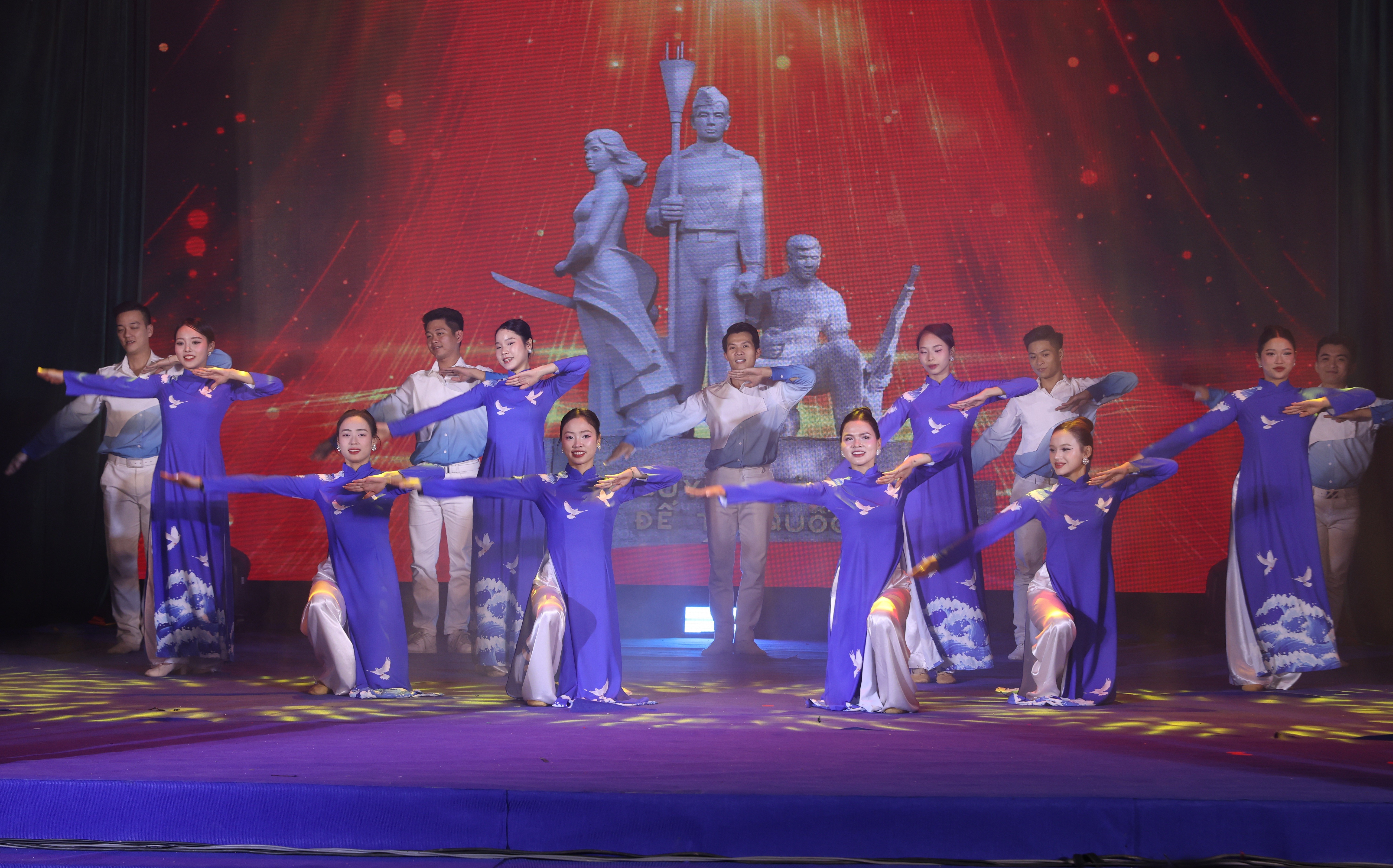 Đặc sắc chương trình nghệ thuật “Rạng rỡ niềm tin - Toả sáng đại đoàn kết” Đặc sắc chương trình nghệ thuật “Rạng rỡ niềm tin - Toả sáng đại đoàn kết”