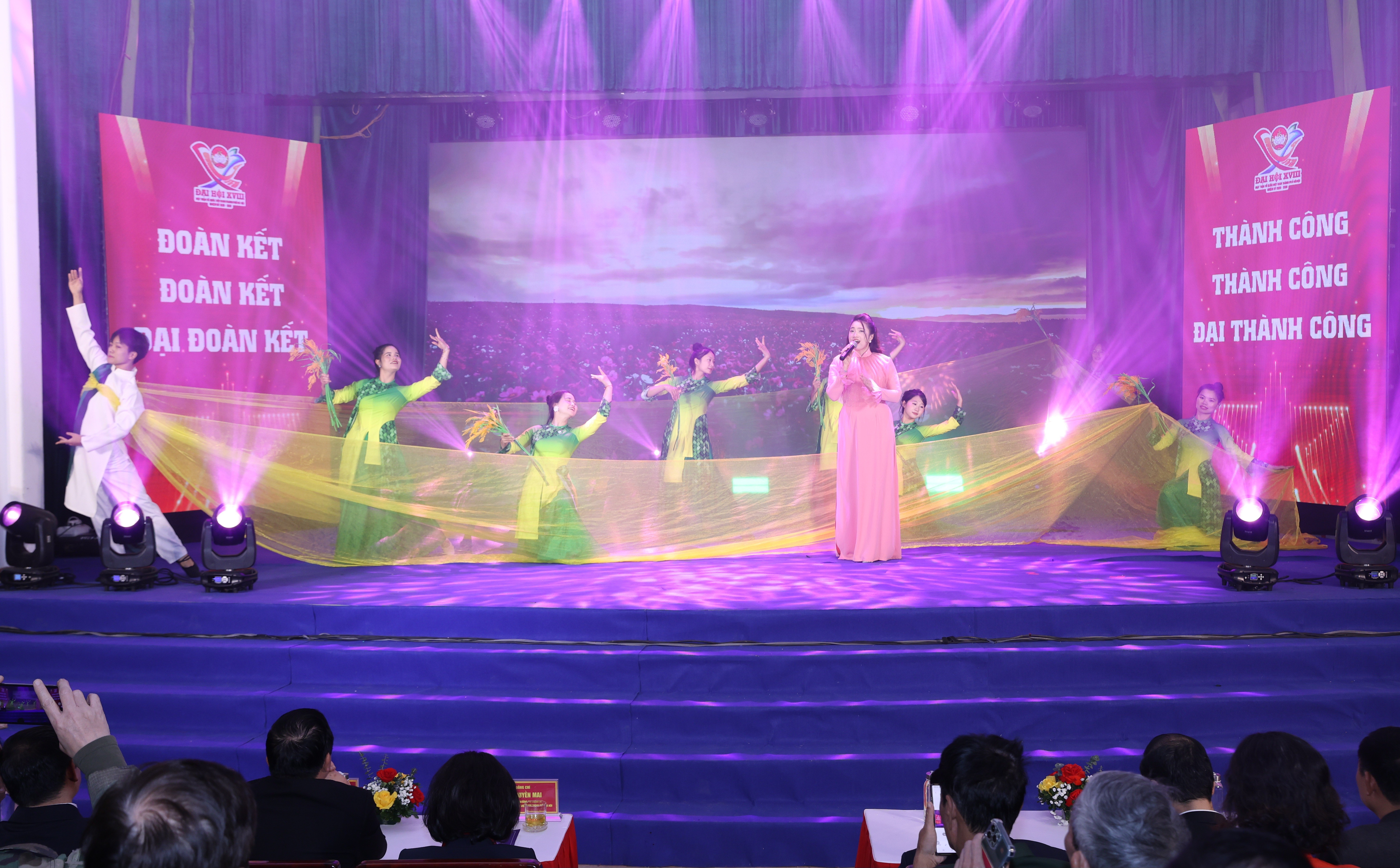 Đặc sắc chương trình nghệ thuật “Rạng rỡ niềm tin - Toả sáng đại đoàn kết” Đặc sắc chương trình nghệ thuật “Rạng rỡ niềm tin - Toả sáng đại đoàn kết”