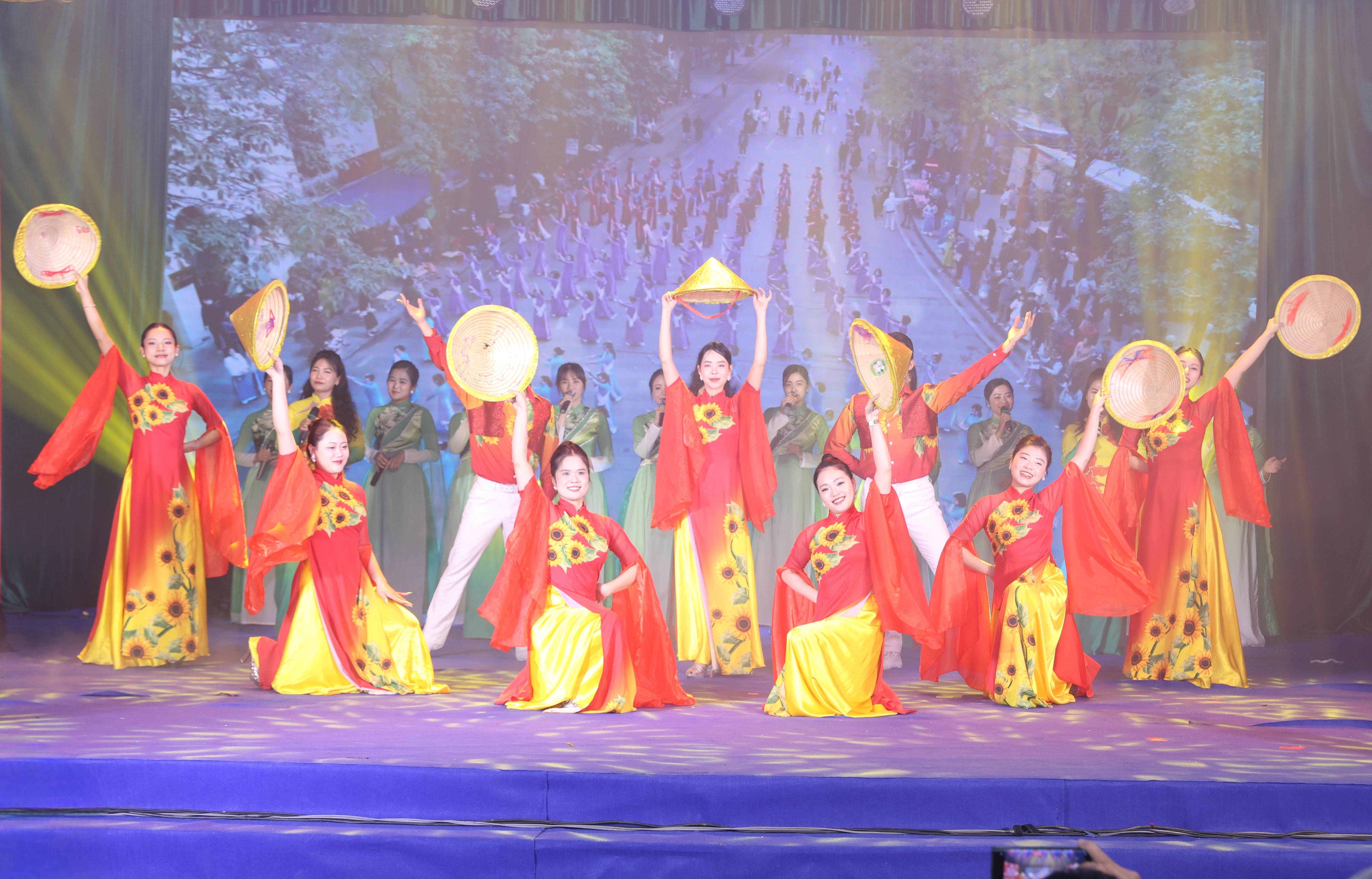 Đặc sắc chương trình nghệ thuật “Rạng rỡ niềm tin - Toả sáng đại đoàn kết” Đặc sắc chương trình nghệ thuật “Rạng rỡ niềm tin - Toả sáng đại đoàn kết”