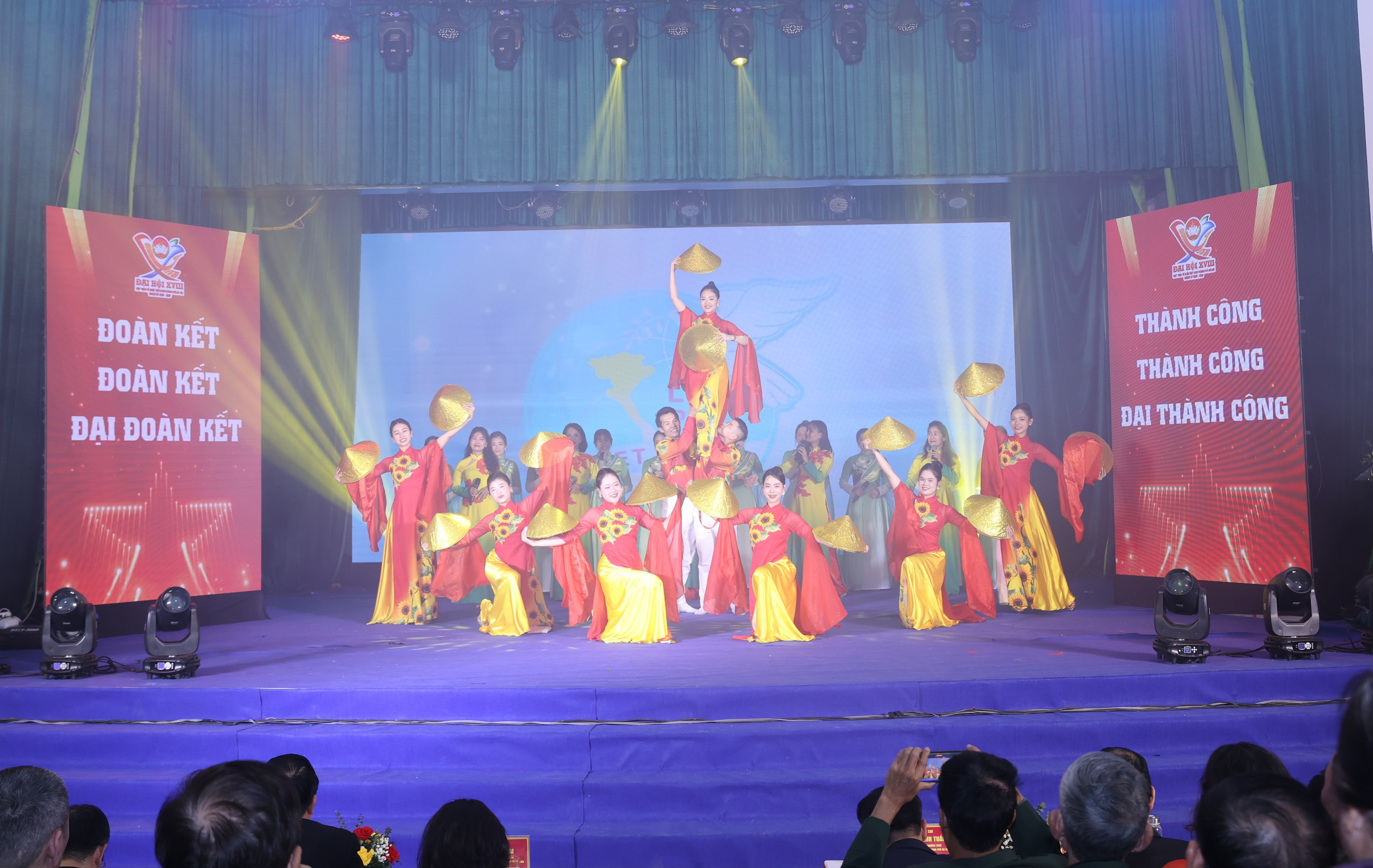 Đặc sắc chương trình nghệ thuật “Rạng rỡ niềm tin - Toả sáng đại đoàn kết” Đặc sắc chương trình nghệ thuật “Rạng rỡ niềm tin - Toả sáng đại đoàn kết”