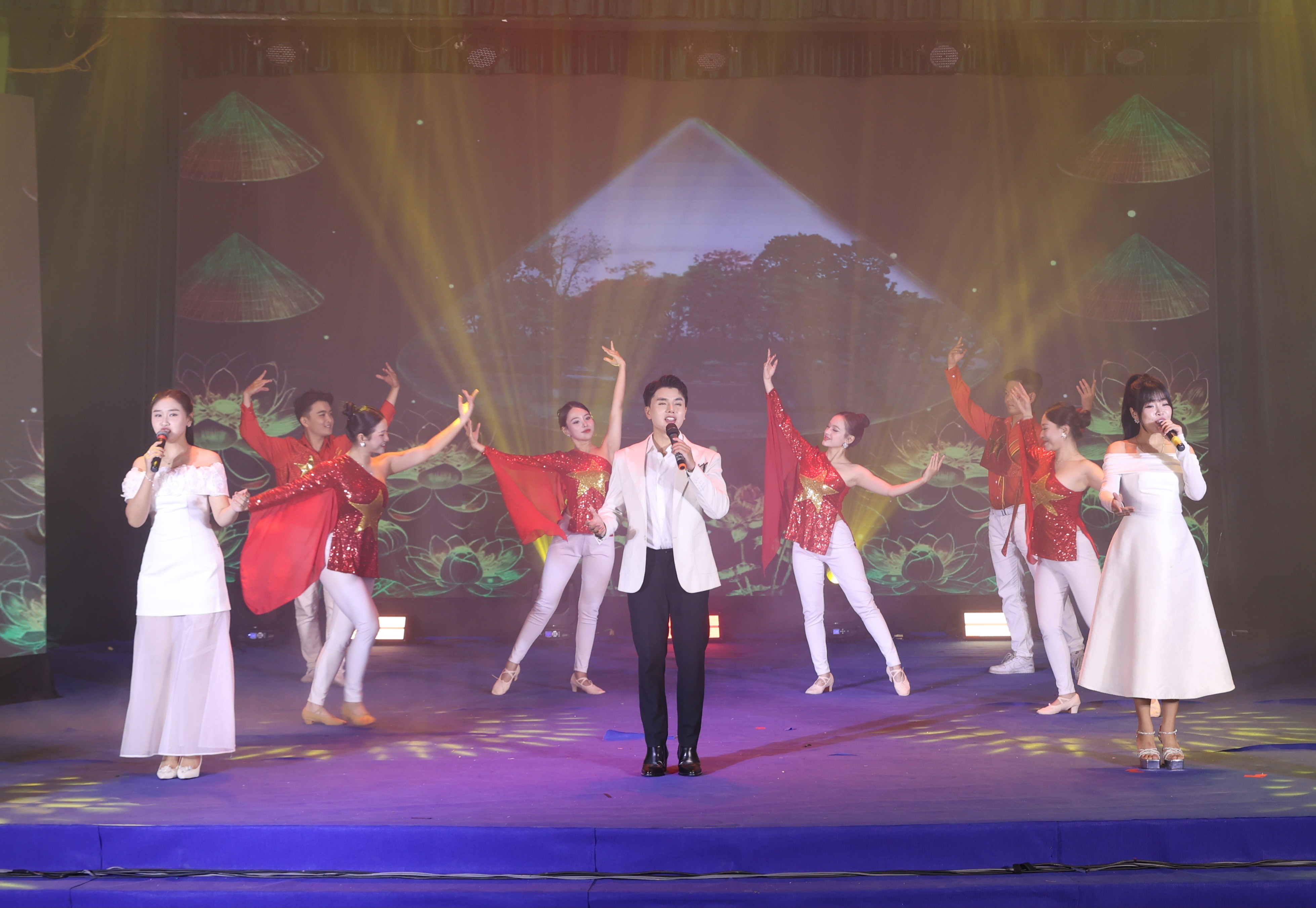 Đặc sắc chương trình nghệ thuật “Rạng rỡ niềm tin - Toả sáng đại đoàn kết” Đặc sắc chương trình nghệ thuật “Rạng rỡ niềm tin - Toả sáng đại đoàn kết”