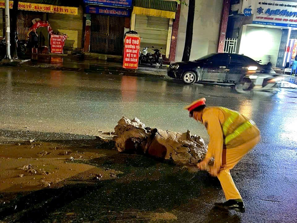 Hà Nội: Xử phạt nghiêm tài xế xe tải làm rơi vãi bùn đất, tiềm ẩn nguy cơ tai nạn giao thông Hà Nội: Xử phạt nghiêm tài xế xe tải làm rơi vãi bùn đất, tiềm ẩn nguy cơ tai nạn giao thông