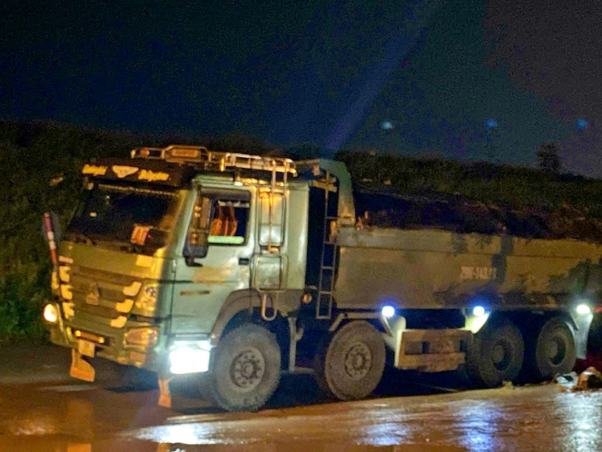Hà Nội: Xử phạt nghiêm tài xế xe tải làm rơi vãi bùn đất, tiềm ẩn nguy cơ tai nạn giao thông Hà Nội: Xử phạt nghiêm tài xế xe tải làm rơi vãi bùn đất, tiềm ẩn nguy cơ tai nạn giao thông
