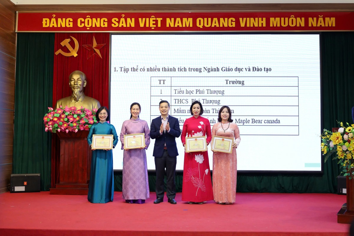 Phú Thượng bứt phá trong hành trình xây dựng môi trường giáo dục hạnh phúc và hội nhập Phú Thượng bứt phá trong hành trình xây dựng môi trường giáo dục hạnh phúc và hội nhập