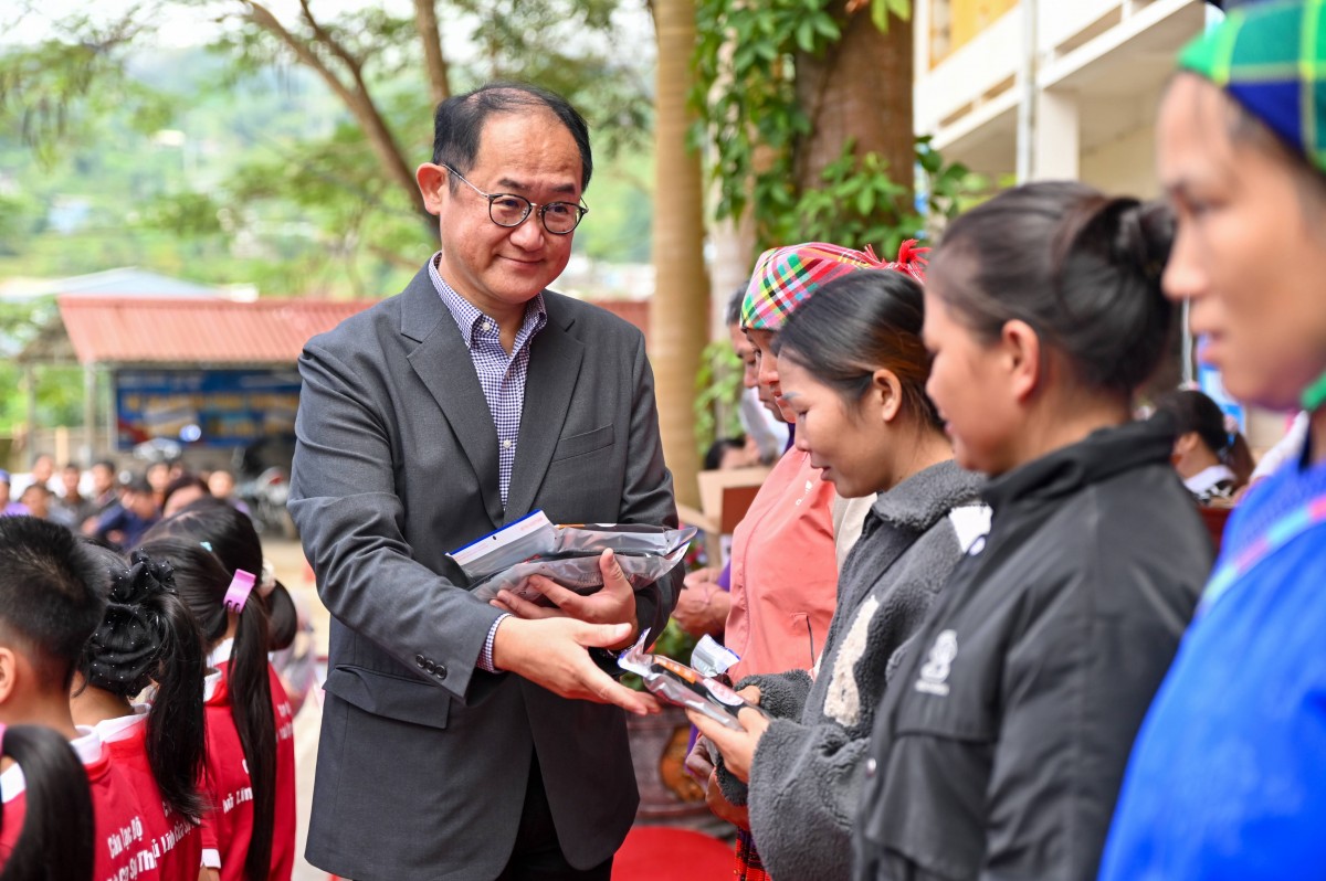 UNIQLO trao 10.000 áo giữ nhiệt và khánh thành nhà bán trú cho học sinh vùng cao