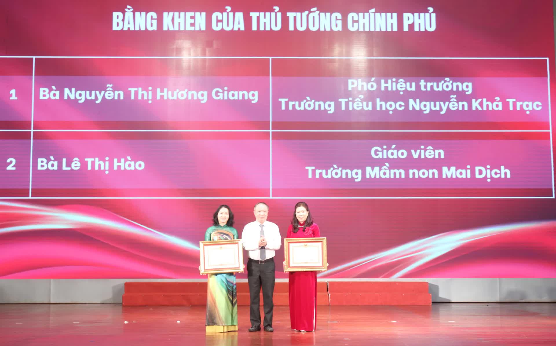 Kỷ niệm 43 năm Ngày Nhà giáo Việt Nam: Tri ân thầy cô, tôn vinh những điển hình tiên tiến Kỷ niệm 43 năm Ngày Nhà giáo Việt Nam: Tri ân thầy cô, tôn vinh những điển hình tiên tiến