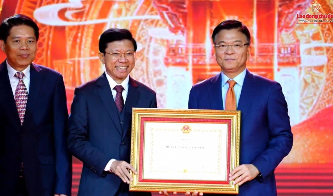 Trường Đại học Khoa học Xã hội và Nhân văn đón nhận Huân chương Lao động hạng Nhất