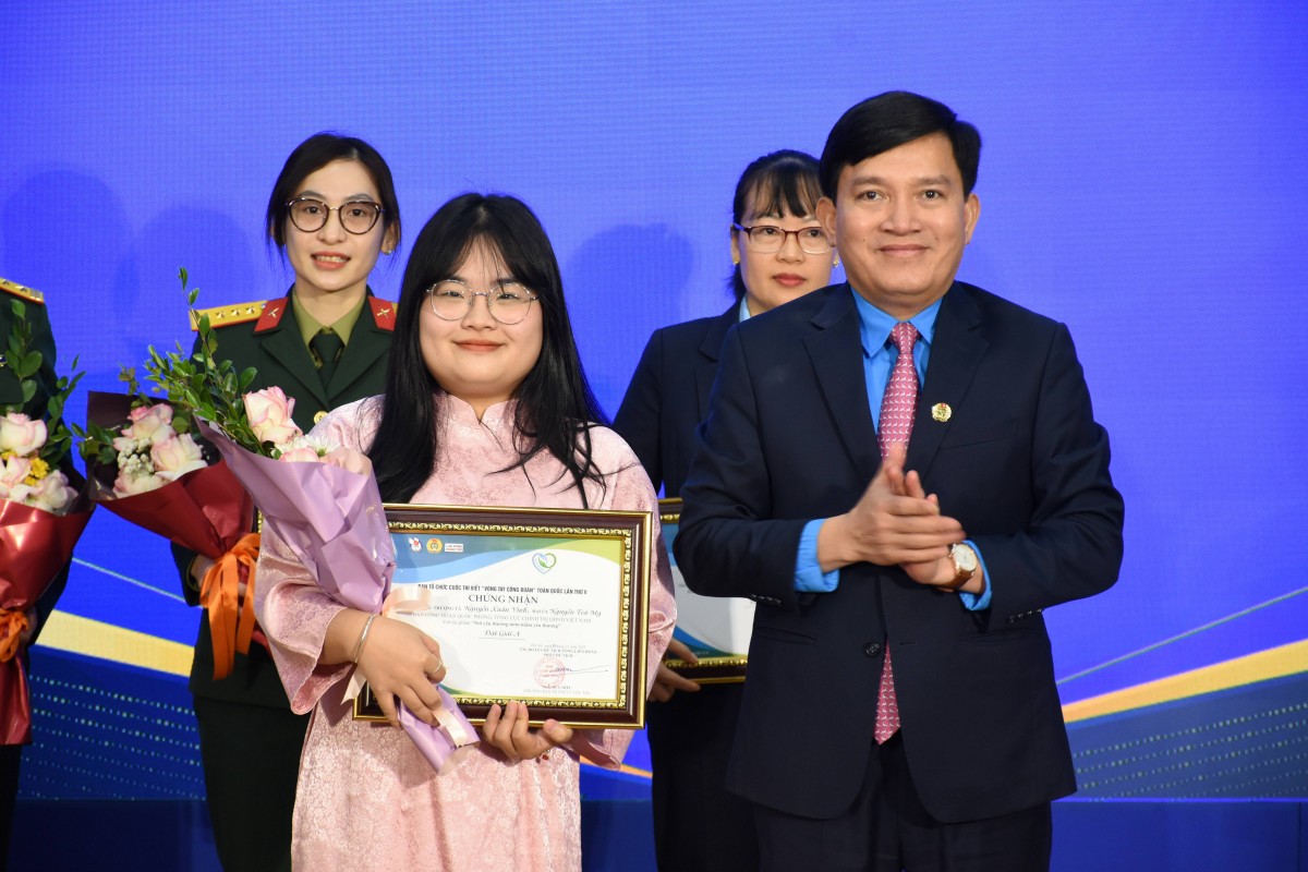 Trao giải Cuộc thi viết “Vòng tay Công đoàn” lần V: Hành trình gieo mầm yêu thương và lan tỏa giá trị nhân văn “Vòng tay Công đoàn” lần thứ V: Hành trình gieo mầm yêu thương và lan tỏa giá trị nhân văn