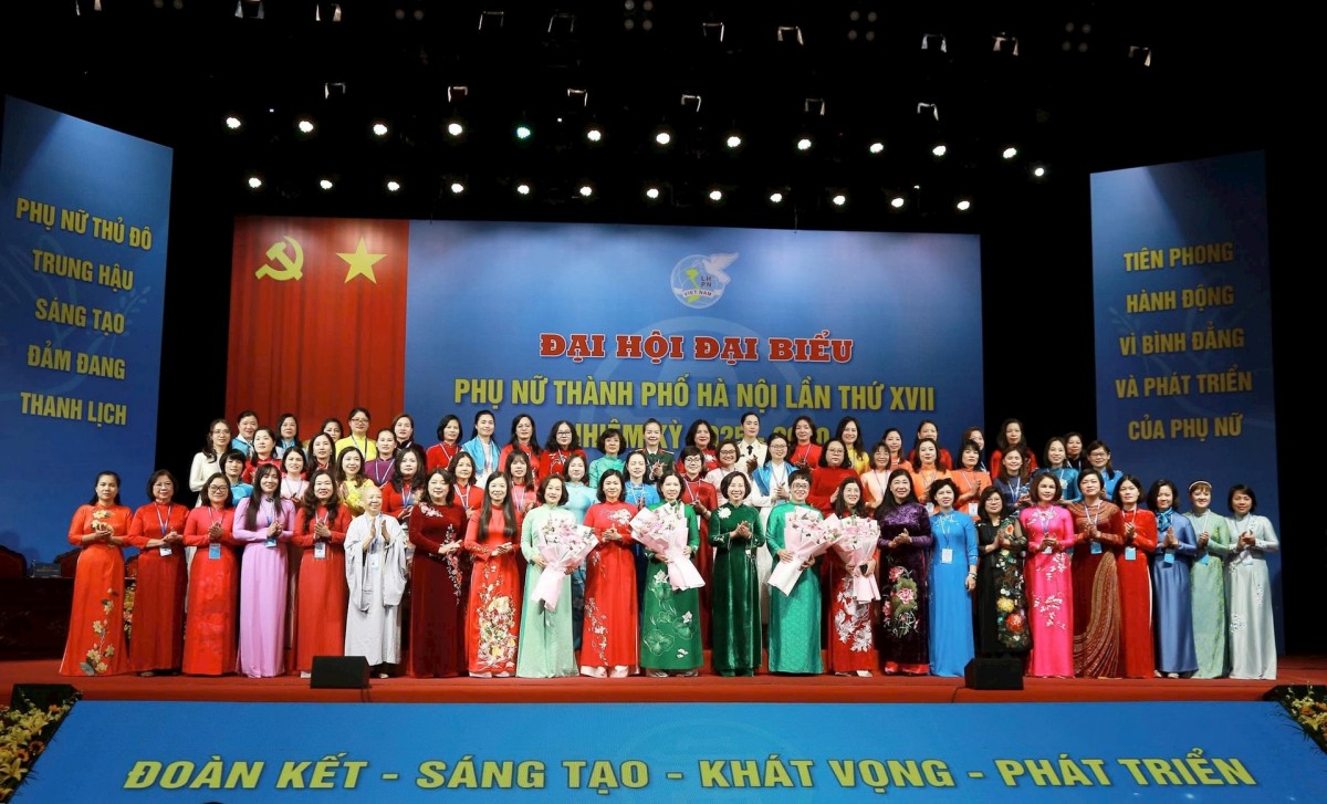 Ban Chấp hành Hội Liên hiệp phụ nữ thành phố Hà Nội khóa XVII, nhiệm kỳ 2025-2030 ra mắt Đại hội. Khơi dậy ý chí tự tôn, tự lập, tự cường, khát vọng vươn lên của phụ nữ
