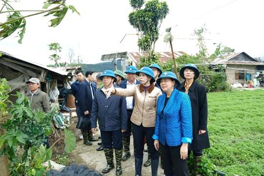 Chủ tịch Ủy ban Trung ương MTTQ Việt Nam Bùi Thị Minh Hoài thăm, động viên dân vùng lũ Lâm Đồng Chủ tịch Ủy ban Trung ương MTTQ Việt Nam Bùi Thị Minh Hoài thăm, động viên dân vùng lũ Lâm Đồng