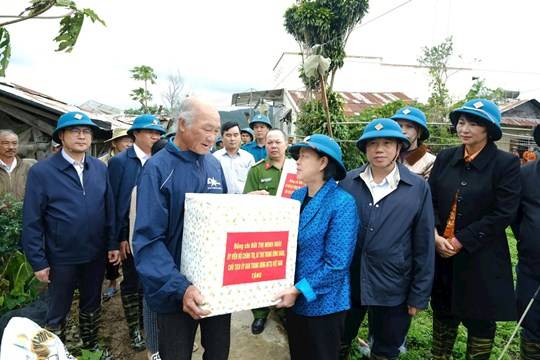 Chủ tịch Ủy ban Trung ương MTTQ Việt Nam Bùi Thị Minh Hoài thăm, động viên dân vùng lũ Lâm Đồng Chủ tịch Ủy ban Trung ương MTTQ Việt Nam Bùi Thị Minh Hoài thăm, động viên dân vùng lũ Lâm Đồng