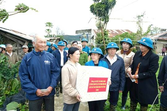 Chủ tịch Ủy ban Trung ương MTTQ Việt Nam Bùi Thị Minh Hoài thăm, động viên dân vùng lũ Lâm Đồng Chủ tịch Ủy ban Trung ương MTTQ Việt Nam Bùi Thị Minh Hoài thăm, động viên dân vùng lũ Lâm Đồng