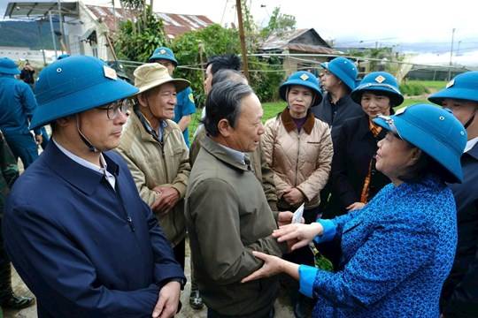 Chủ tịch Ủy ban Trung ương MTTQ Việt Nam Bùi Thị Minh Hoài thăm, động viên dân vùng lũ Lâm Đồng