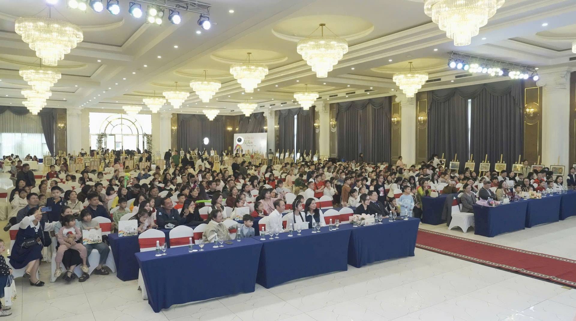 Quang cảnh hội trường lễ trao giải cuộc thi vẽ tranh Những tác phẩm xuất sắc tại cuộc thi “Du lịch cùng Mường Thanh - Việt Nam trong mắt em”