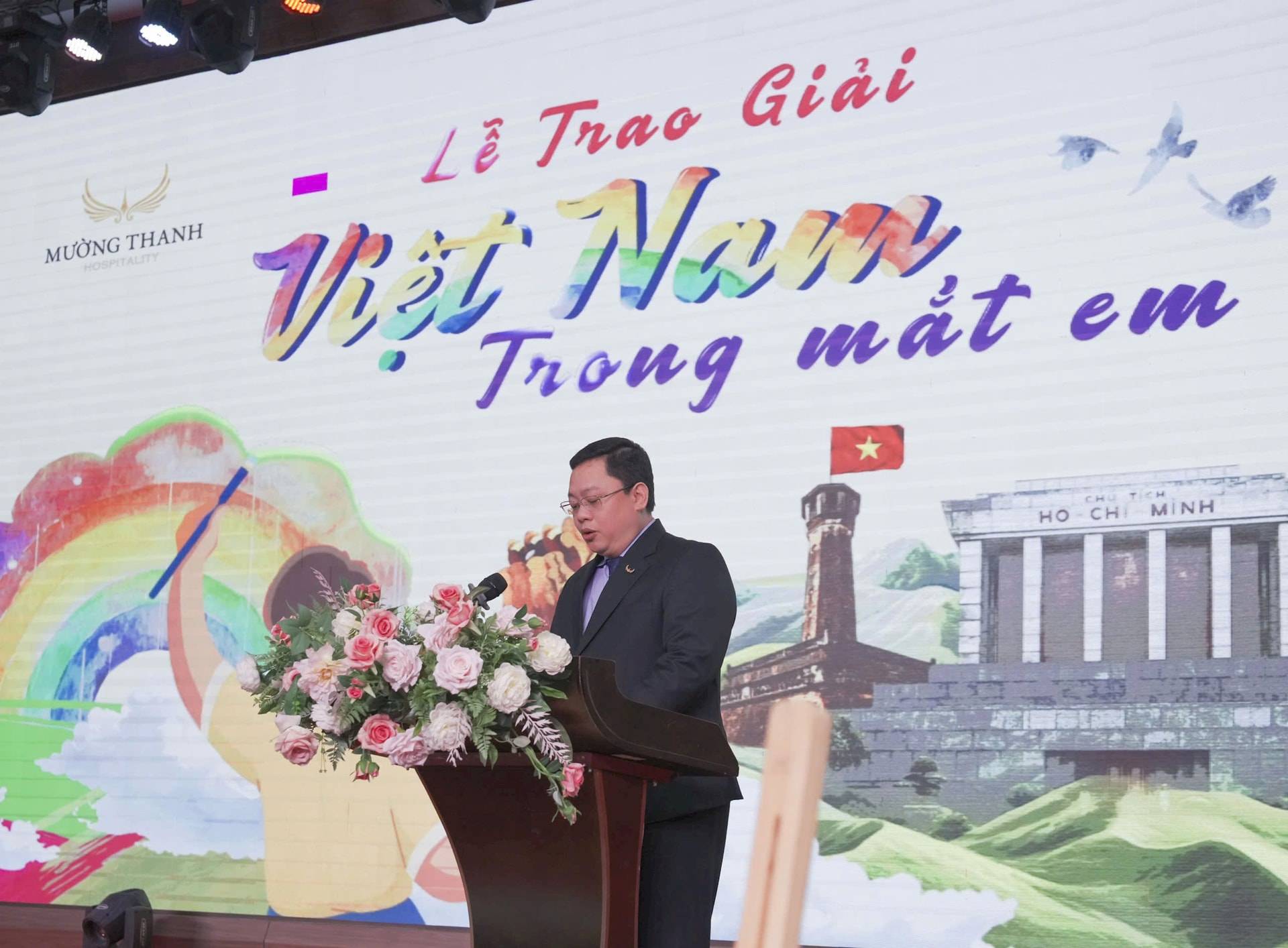 Đại diện Tập đoàn Mường Thanh phát biểu tại lễ trao giải. Những tác phẩm xuất sắc tại cuộc thi “Du lịch cùng Mường Thanh - Việt Nam trong mắt em”