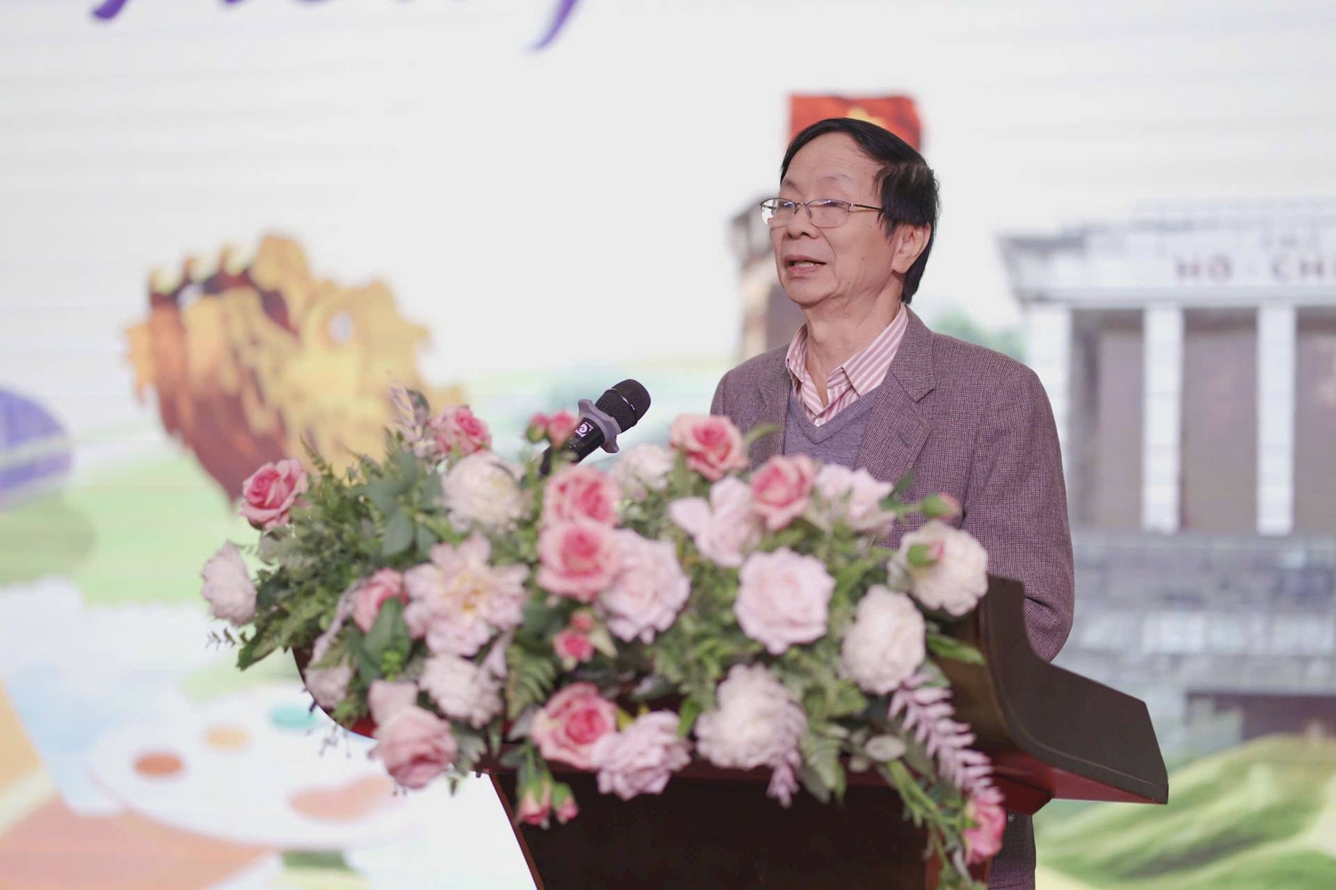 Đại diện Ban giám khảo phát biểu tại buổi lễ trao giải. Những tác phẩm xuất sắc tại cuộc thi “Du lịch cùng Mường Thanh - Việt Nam trong mắt em”