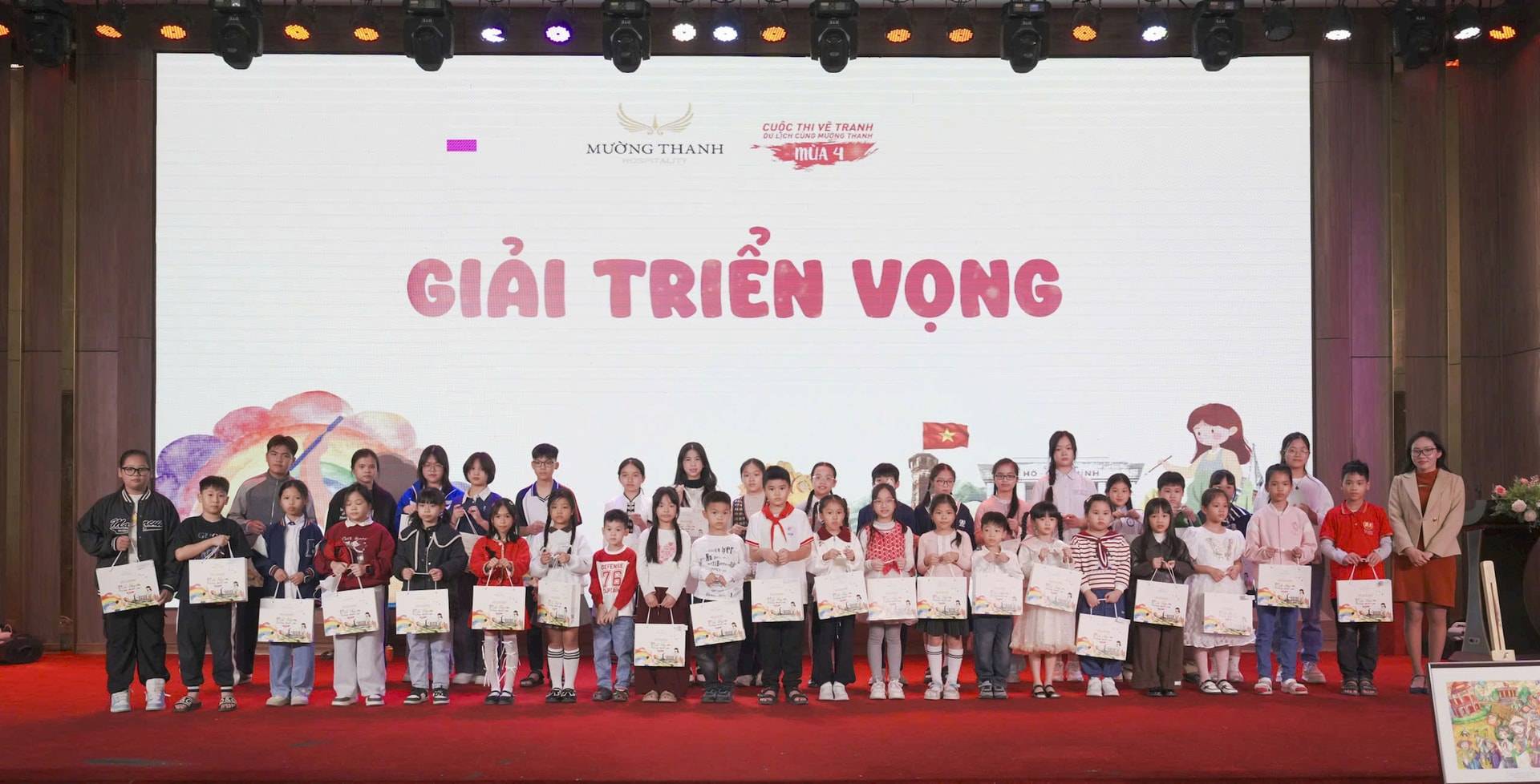 Các thí sinh đạt giải Triển vọng cuộc thi vẽ tranh Những tác phẩm xuất sắc tại cuộc thi “Du lịch cùng Mường Thanh - Việt Nam trong mắt em”