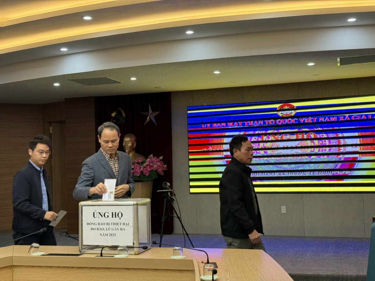 Xã Gia Lâm chung tay ủng hộ đồng bào bị ảnh hưởng bởi mưa lũ Xã Gia Lâm chung tay ủng hộ đồng bào bị ảnh hưởng bởi mưa lũ