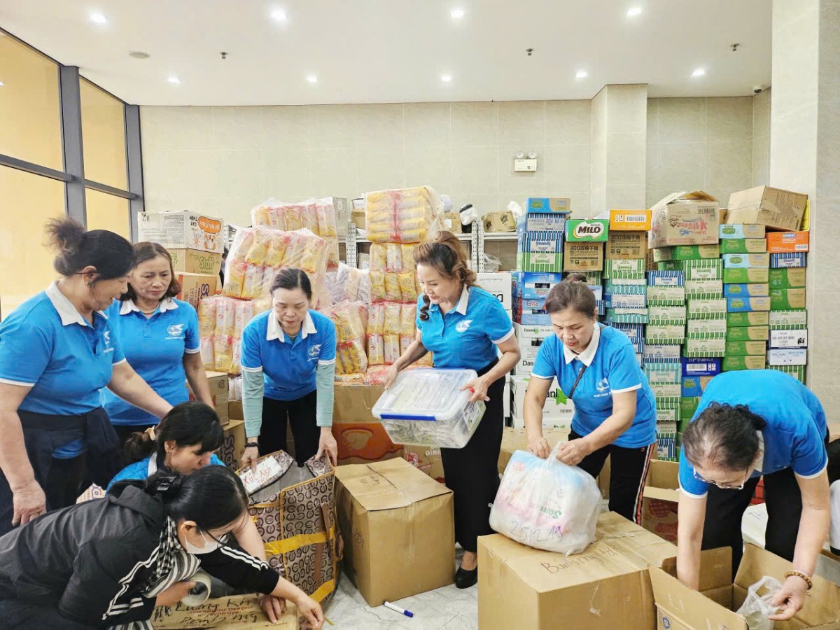 Phụ nữ Thanh Liệt chung tay chia sẻ khó khăn với người dân bị thiệt hại do mưa lũ