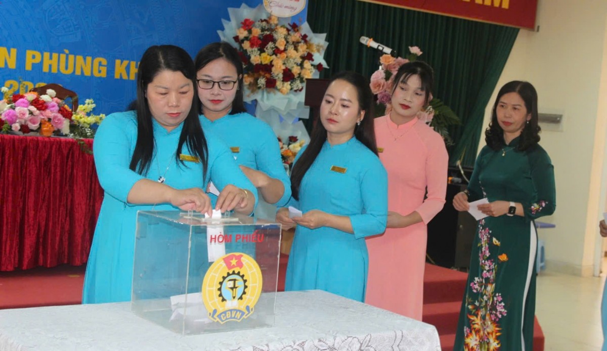 Công đoàn Trường Mầm non Phùng Khoang: Quyết tâm nâng cao chất lượng hoạt động trong nhiệm kỳ mới Công đoàn Trường Mầm non Phùng Khoang: Quyết tâm nâng cao chất lượng hoạt động trong nhiệm kỳ mới