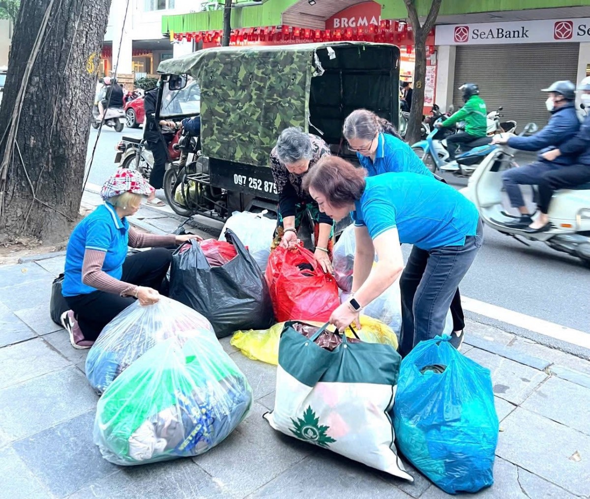 Phường Hoàn Kiếm chung tay ủng hộ đồng bào bị thiệt hại do mưa lũ Phường Hoàn Kiếm chung tay ủng hộ đồng bào bị thiệt hại do mưa lũ