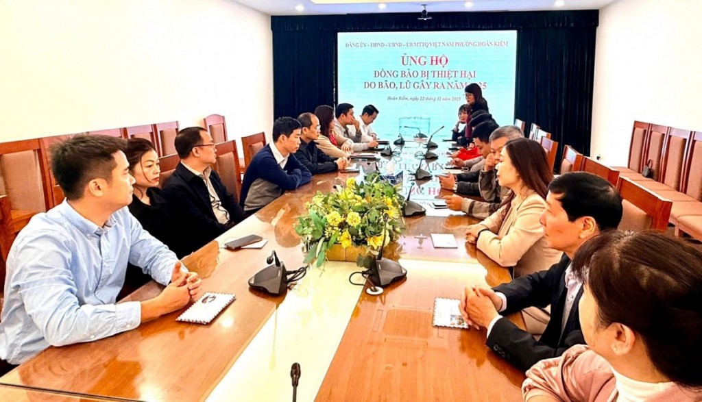 Phường Hoàn Kiếm chung tay ủng hộ đồng bào bị thiệt hại do mưa lũ