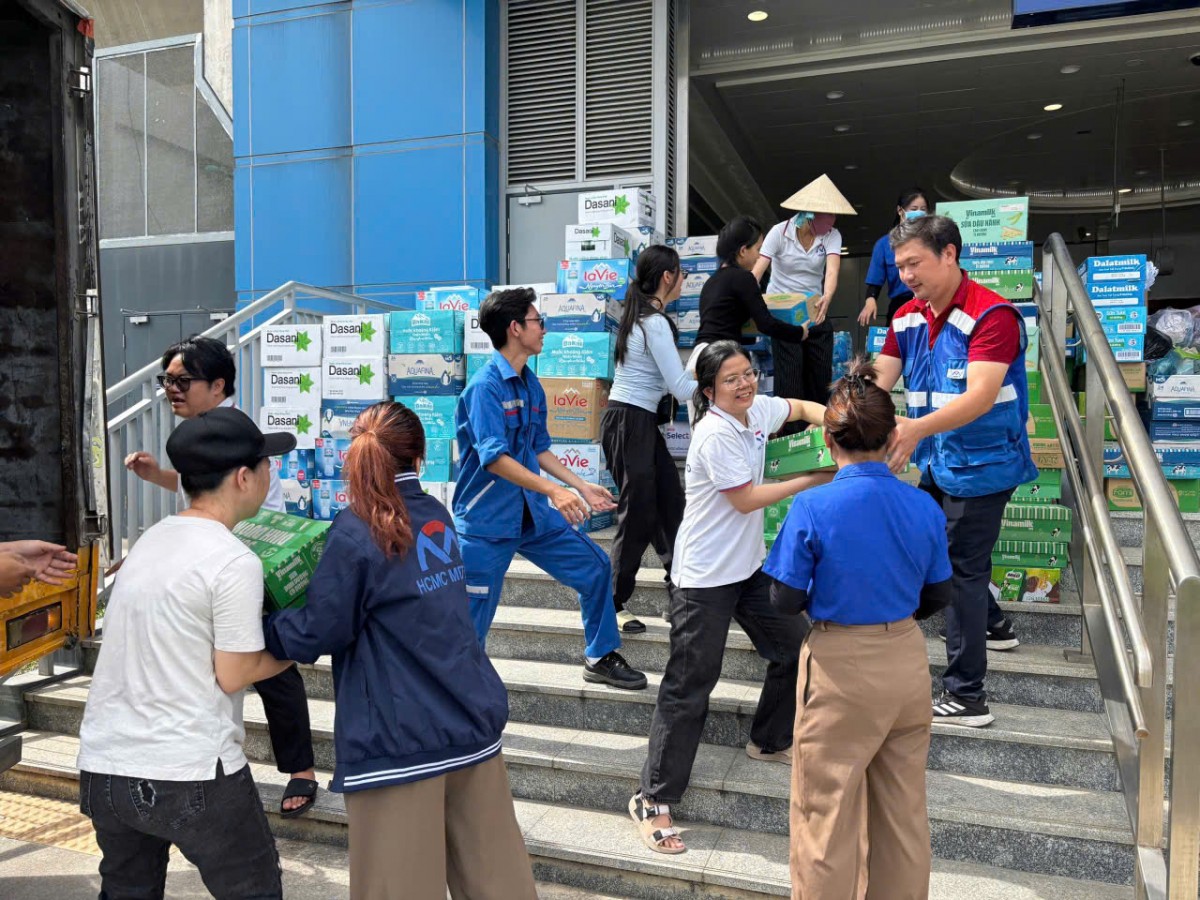Chuyển Hàng Cứu Trợ Người Dân Vùng Lũ Từ Các Nhà Ga Tuyến Metro Số 1